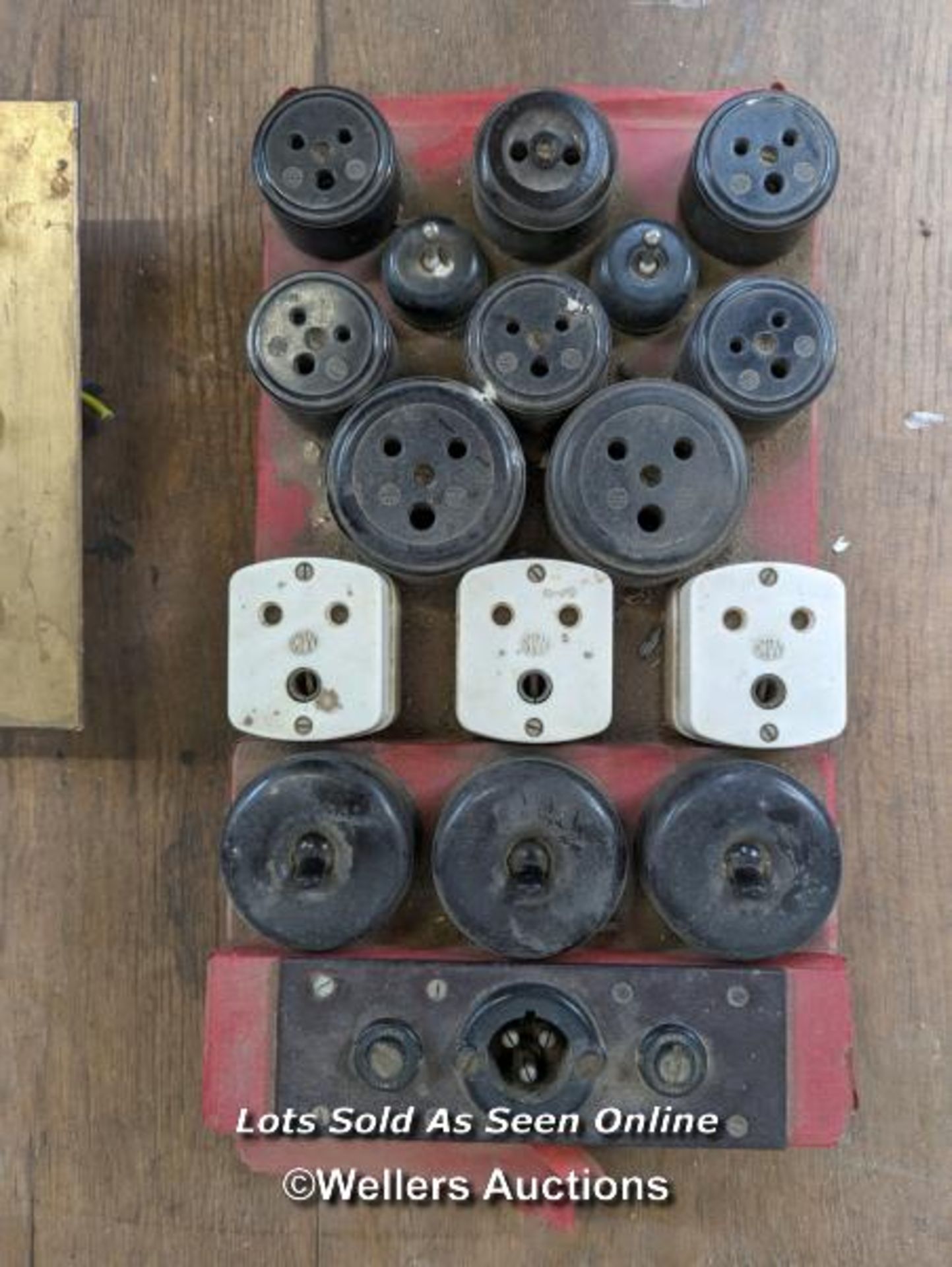 2 brass/metal lights switch boards, one with 3 switches and one with 4 switches. Sizes 13cm x 13cm - Image 2 of 4