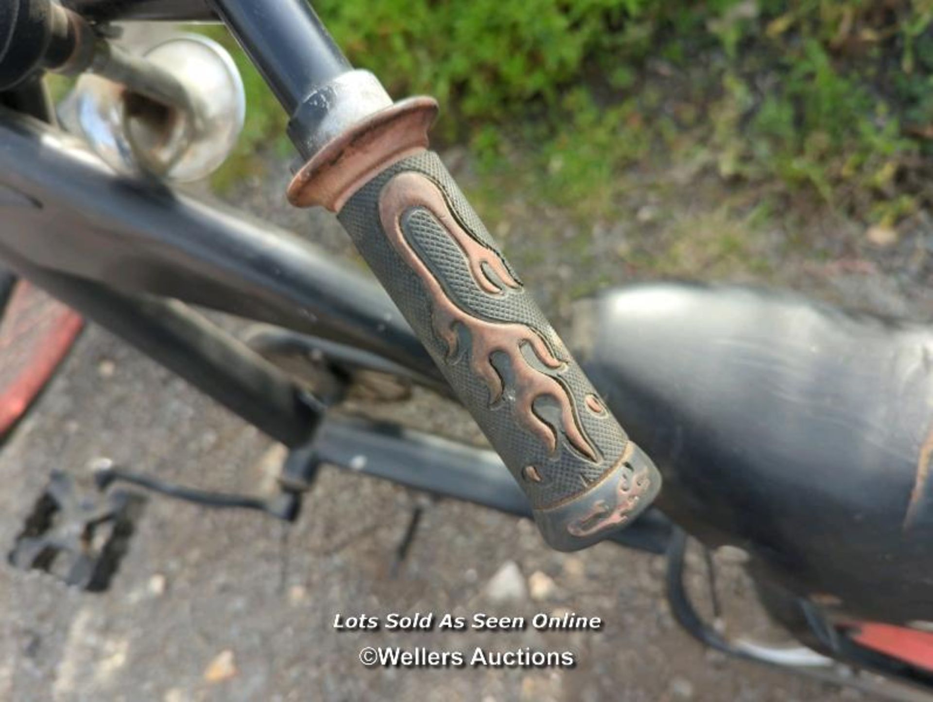 Schwinn stingray bike for restoration. Was custom painted. Chain broken and in bag. Seat needs - Image 5 of 6