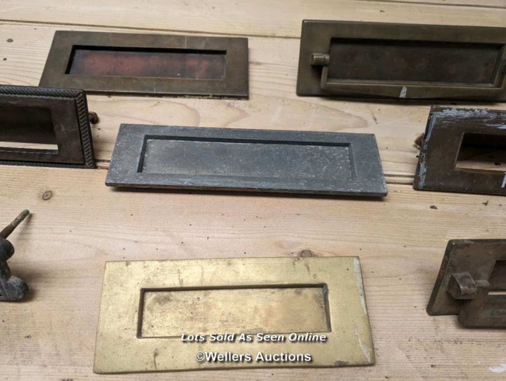 8 reclaimed brass letterplates, some for restoration - Bild 3 aus 4