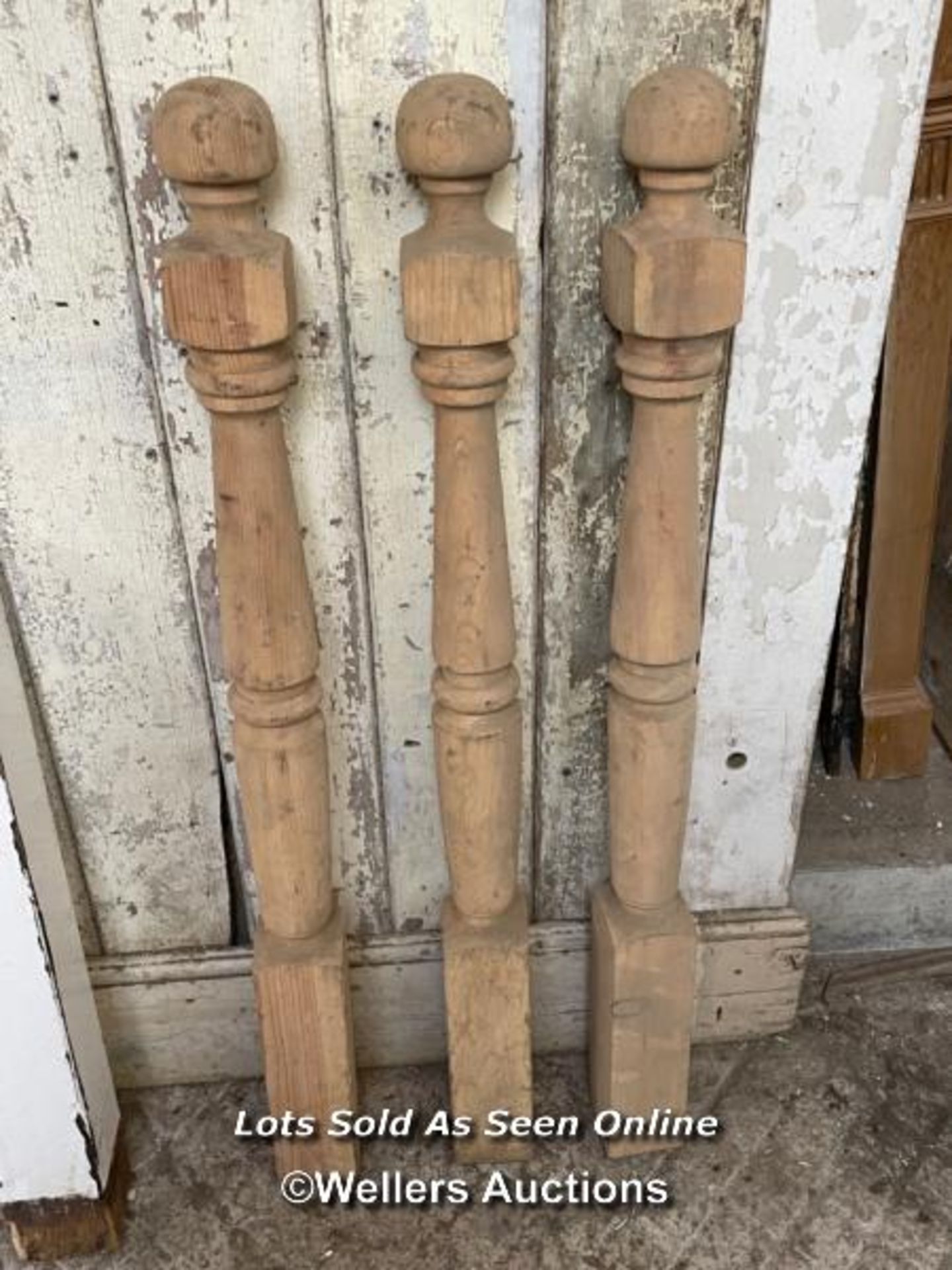 Hand carved columm and 3 turned pine newel posts. - Image 2 of 6