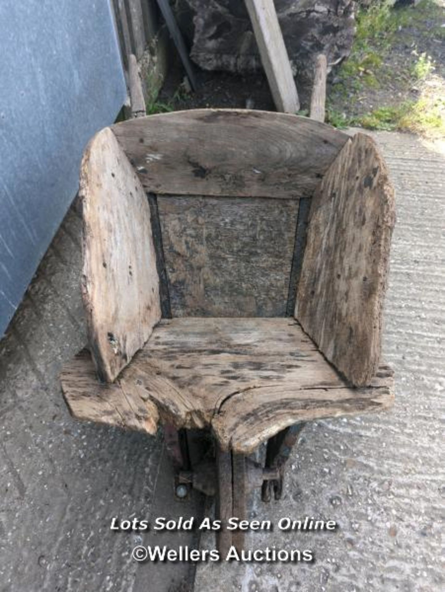 Elm wheelbarrow for restoration, planter or decoration. Later wheel unattached - Image 3 of 5