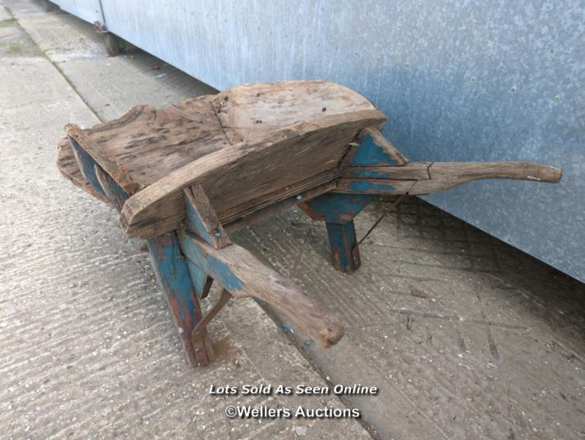 Elm wheelbarrow for restoration, planter or decoration. Later wheel unattached - Image 5 of 5