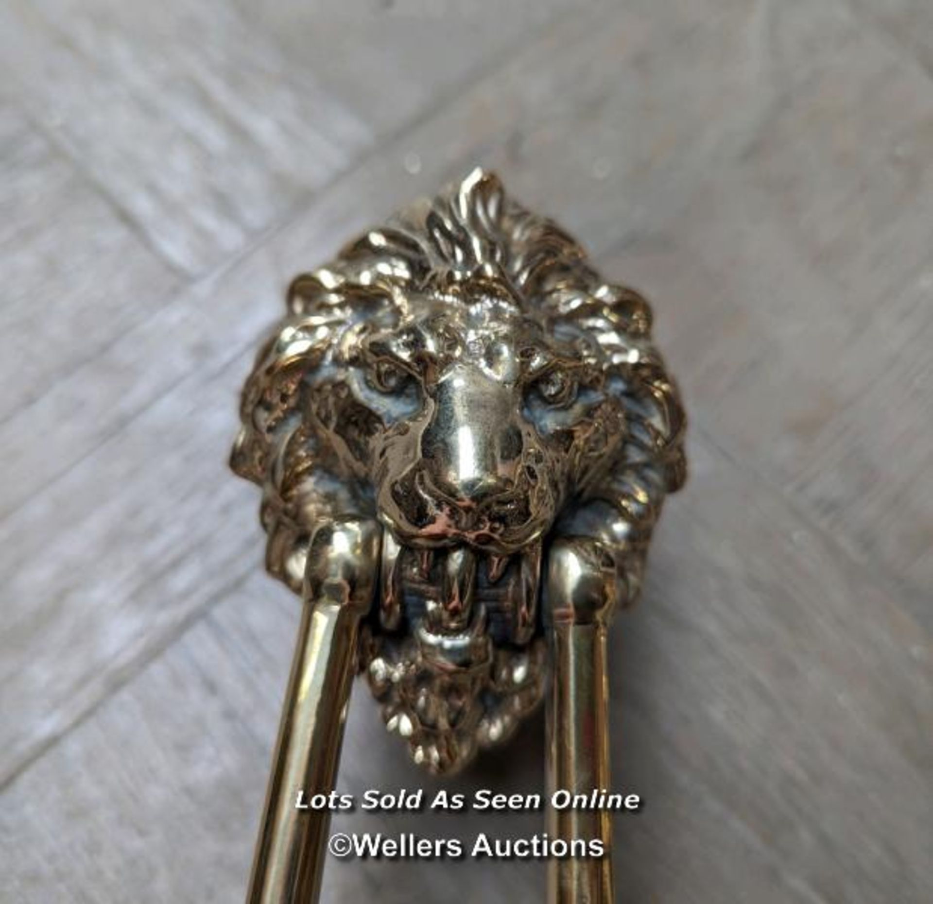A brass lions head swag door knocker and brass doorpull. Both quality reproductions. Knocker is 23cm - Image 3 of 4