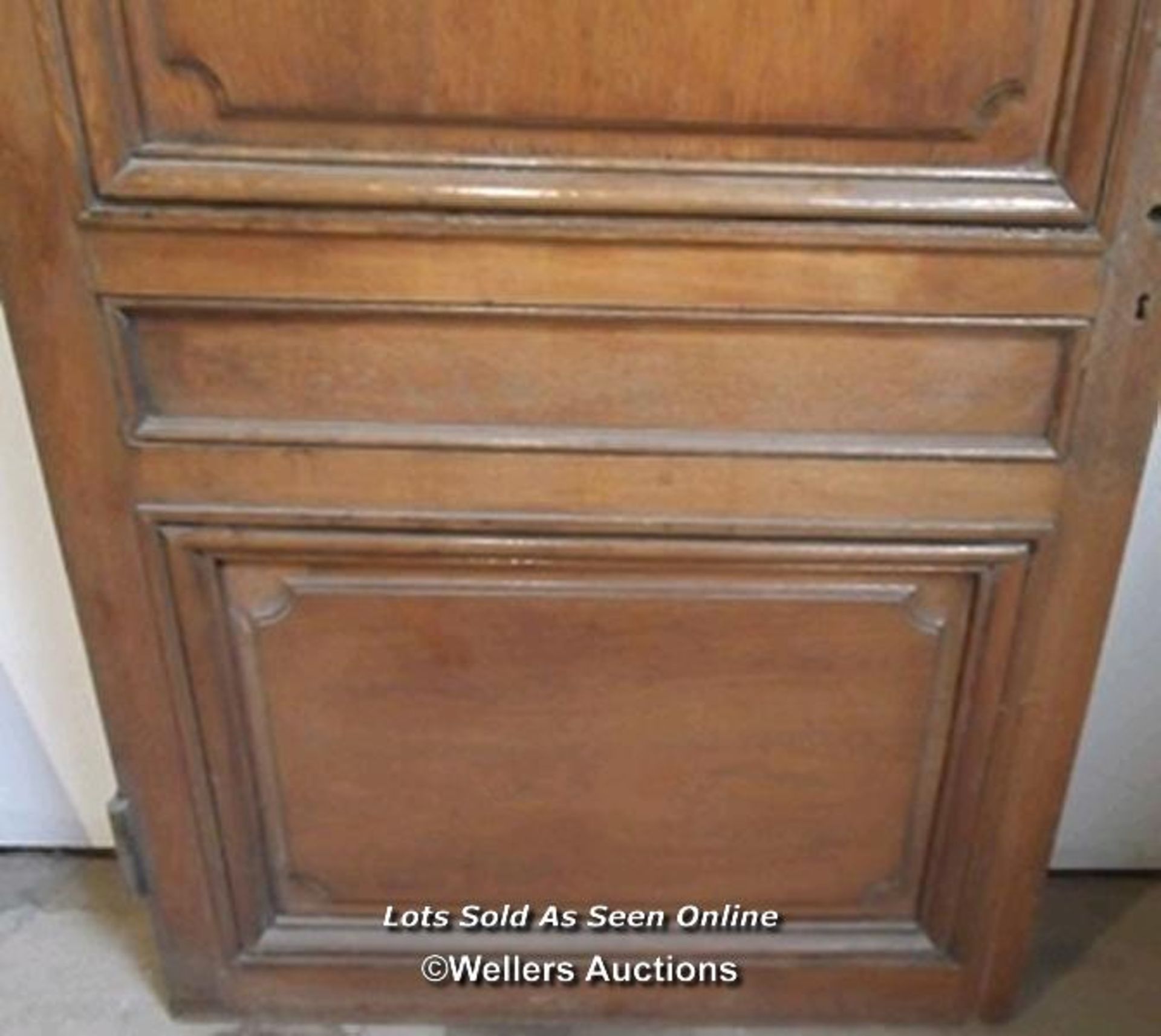 An Edwardian oak 3 paneled door (81cm x 201cm x 3.5cm) plus a French oak and pine 3 paneled door - Image 2 of 6