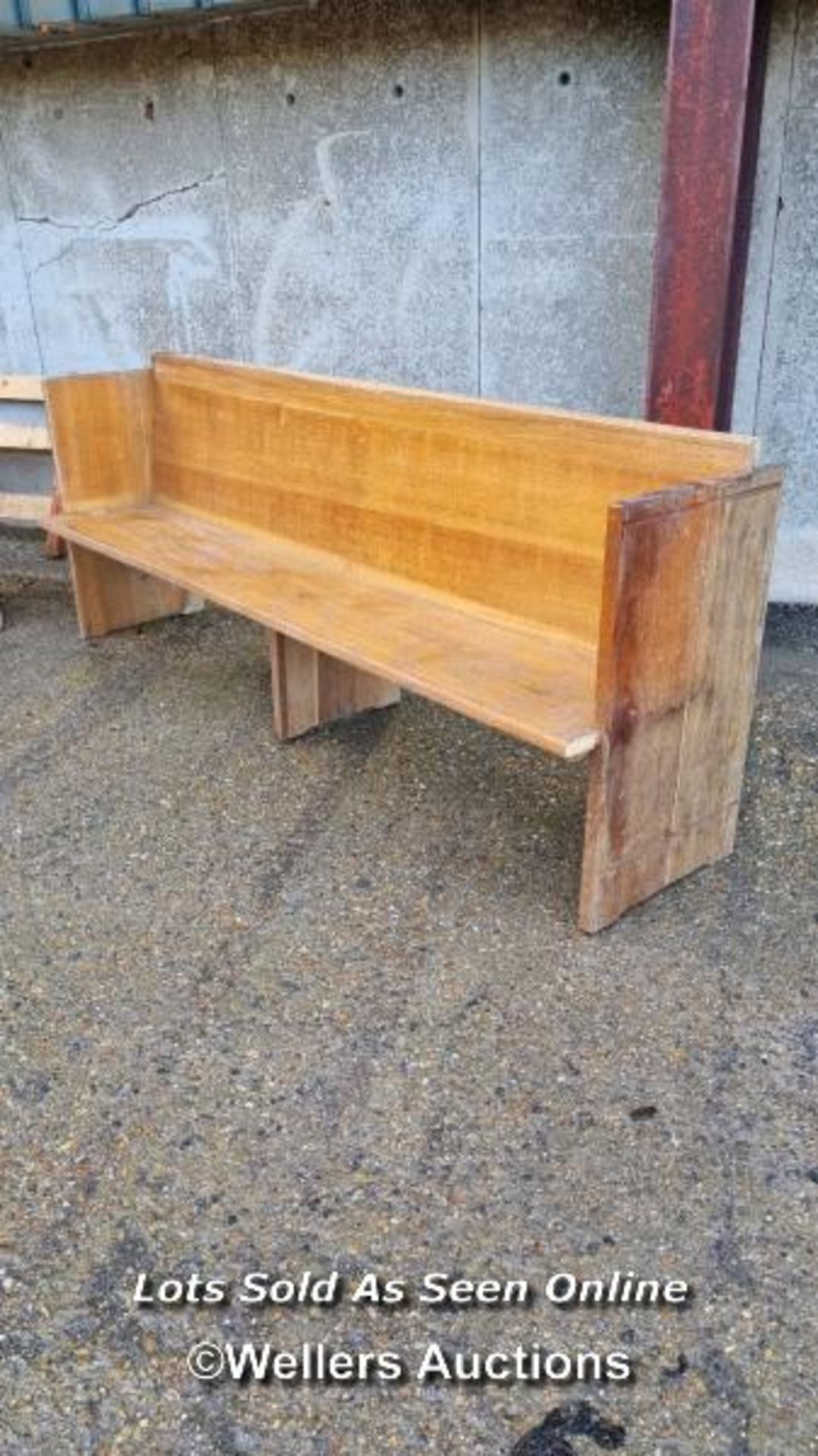 A pair of oak pews. 213cm long, 85cm high and 52cm deep. The seat depth is 36cm so very confortable. - Image 2 of 7