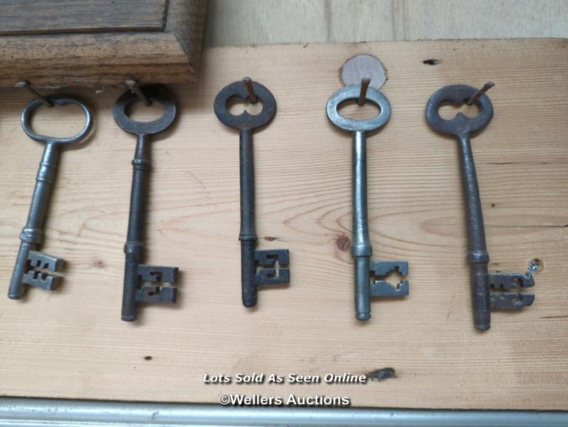 2 decorative boards with old keys hanging on them - Image 2 of 5