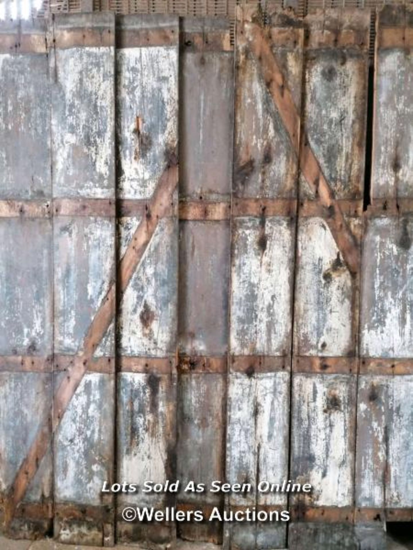 9 boards for use as decorative wall cladding. Original planks from barn doors. Pine. Paint surface - Image 2 of 4