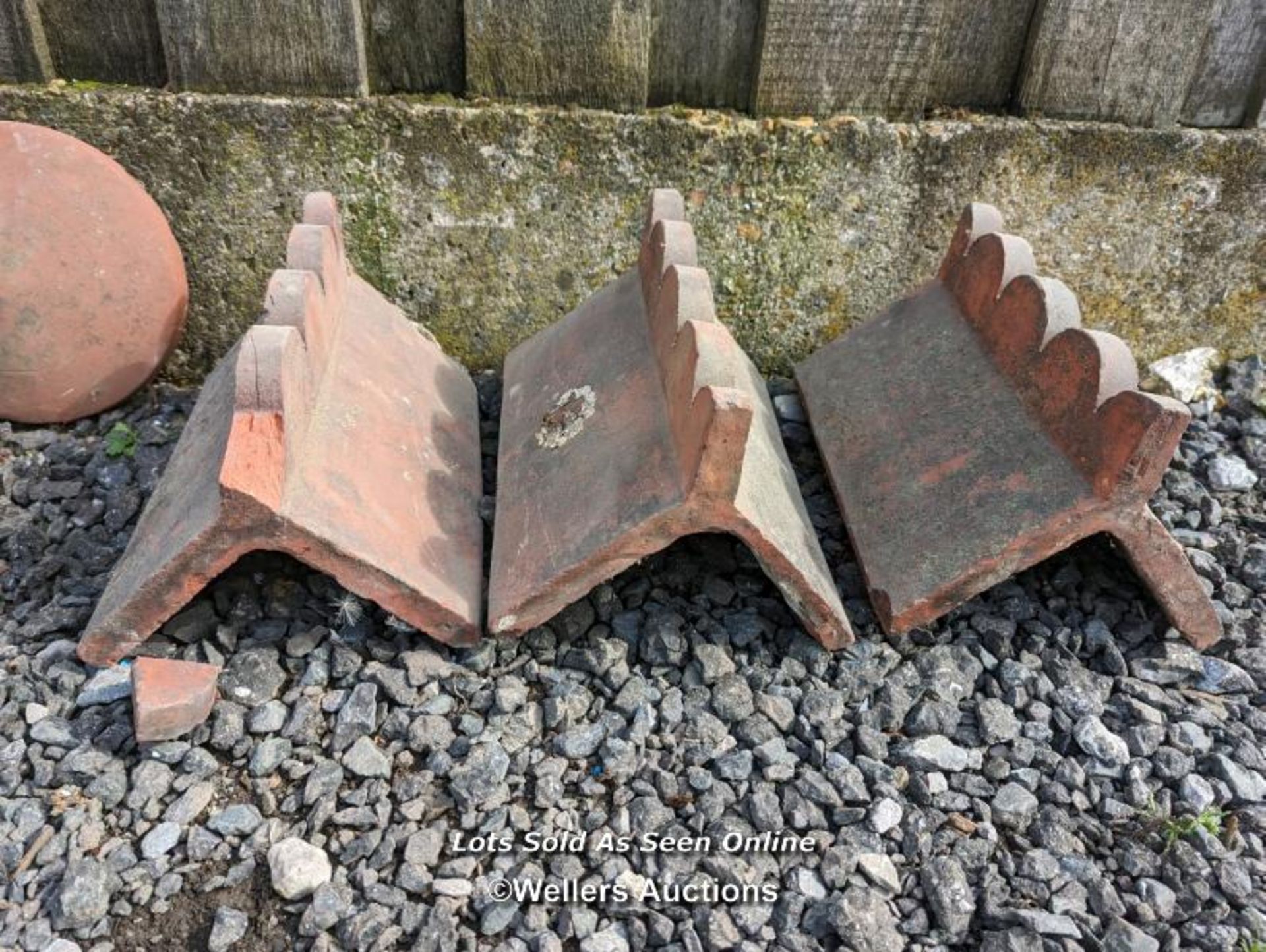 15 shaped curb bricks and three decorative ridge tiles - Image 5 of 6