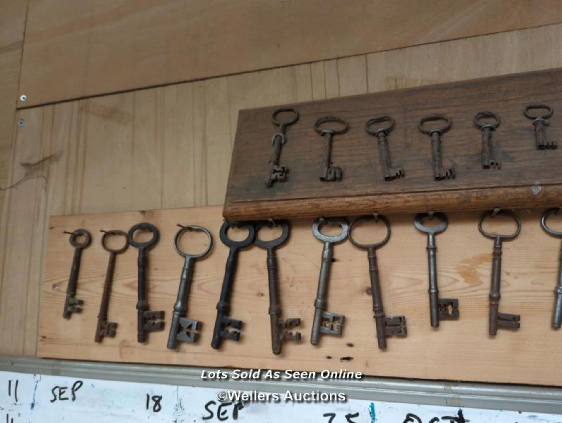 2 decorative boards with old keys hanging on them - Image 3 of 5