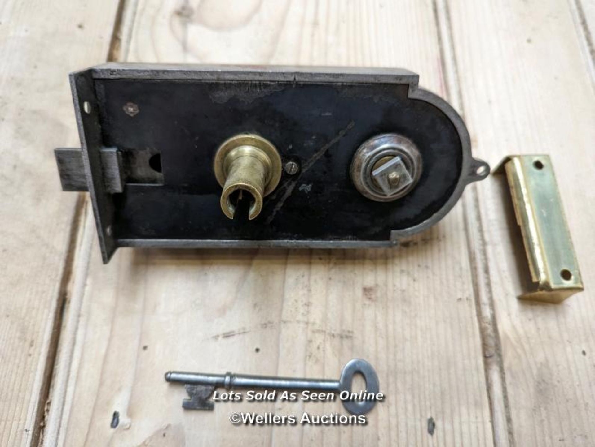 A decorative French brass rimlock with key and modern brass keep. Recently restored. 16.5cm L x - Bild 6 aus 6