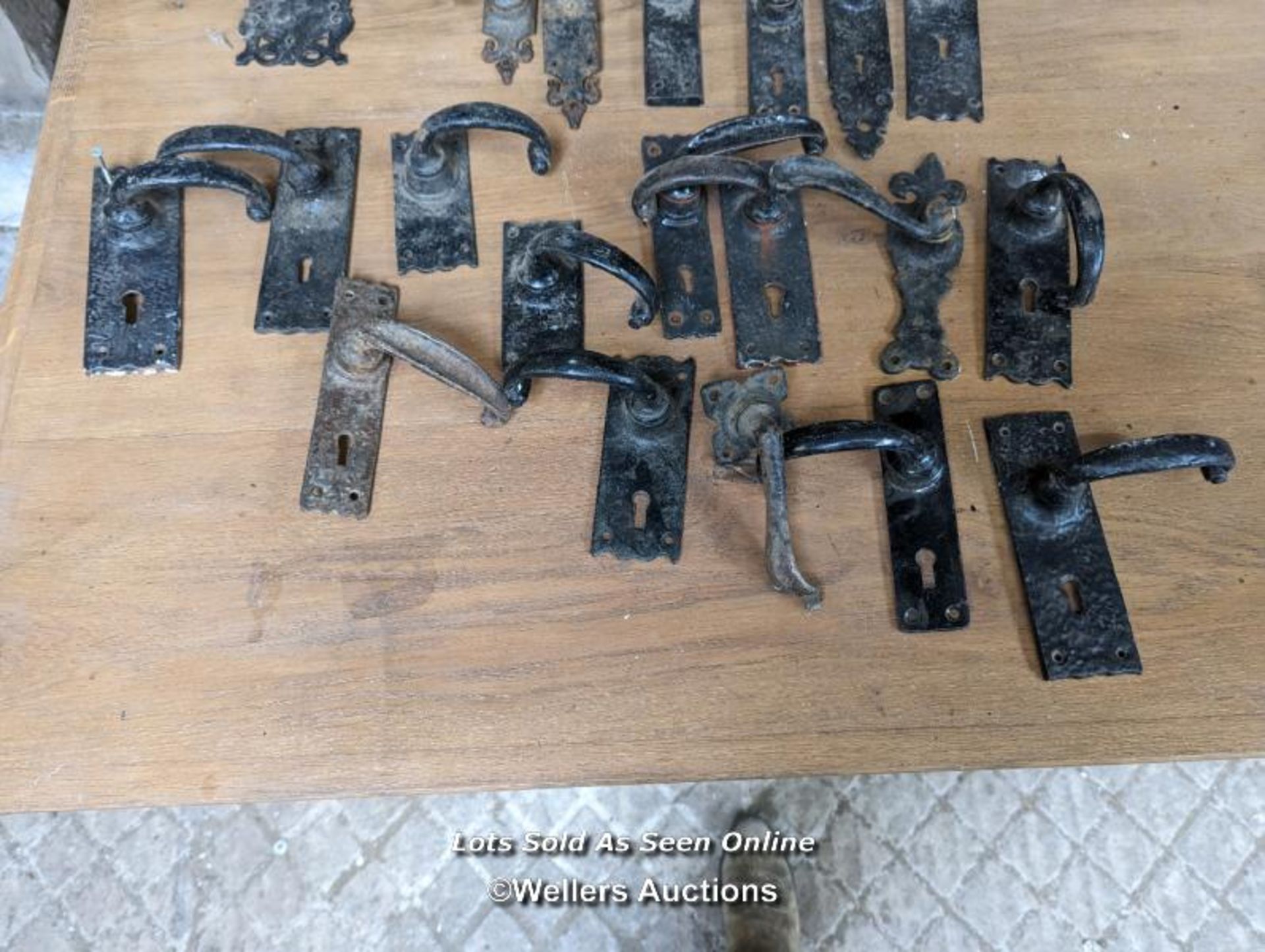 21 pieces of cast iron door reclaimed door furniture inc 19 lever handles, one fingerplate and one - Image 3 of 3