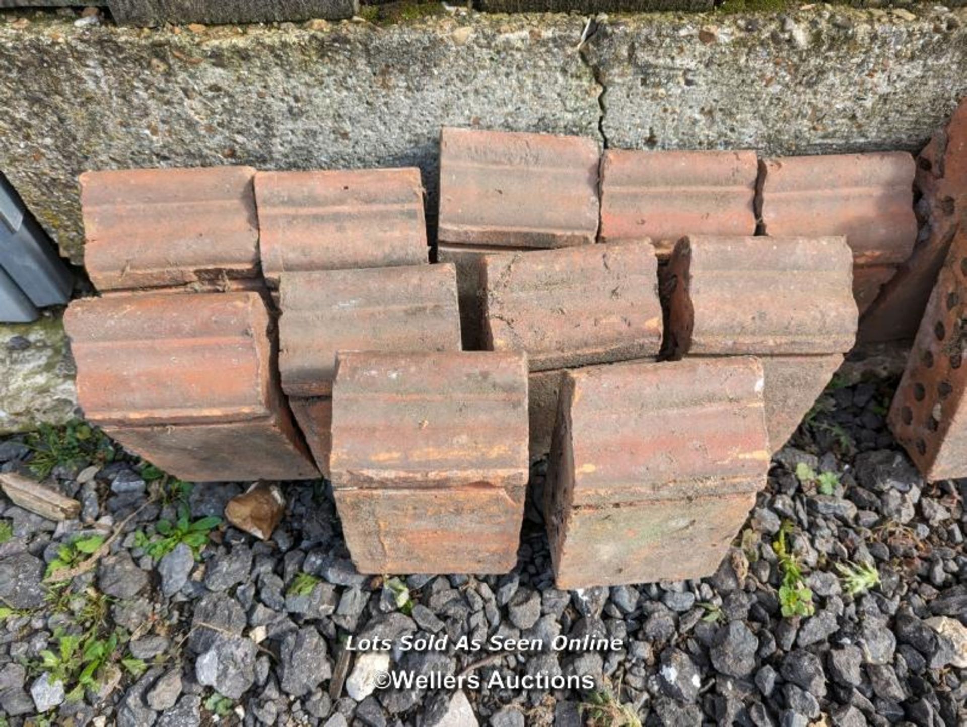 15 shaped curb bricks and three decorative ridge tiles - Image 2 of 6