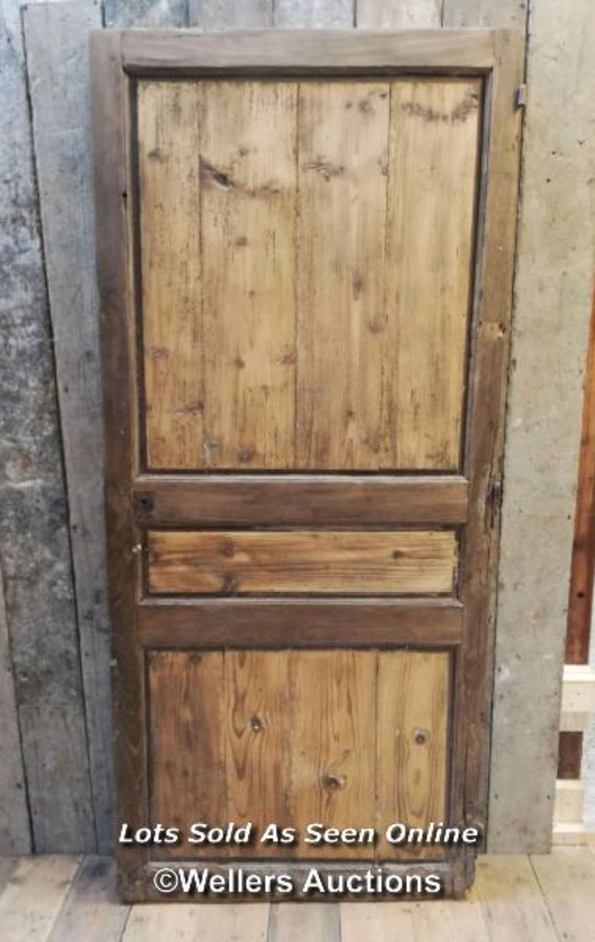 An Edwardian oak 3 paneled door (81cm x 201cm x 3.5cm) plus a French oak and pine 3 paneled door - Image 6 of 6