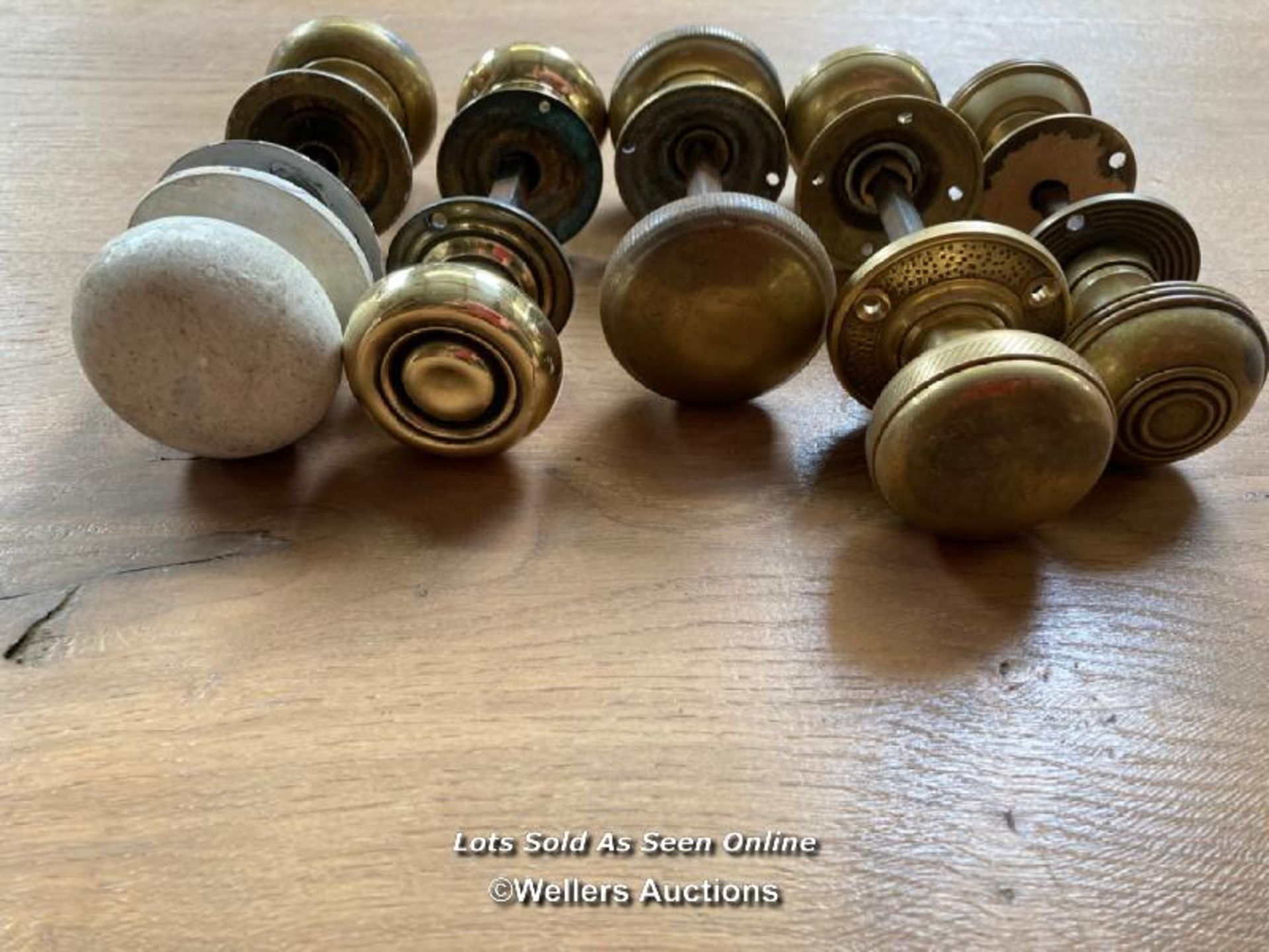 5 pairs of door handles. 4 pairs are brass and one pair is half brass and half wood. two - Image 3 of 3