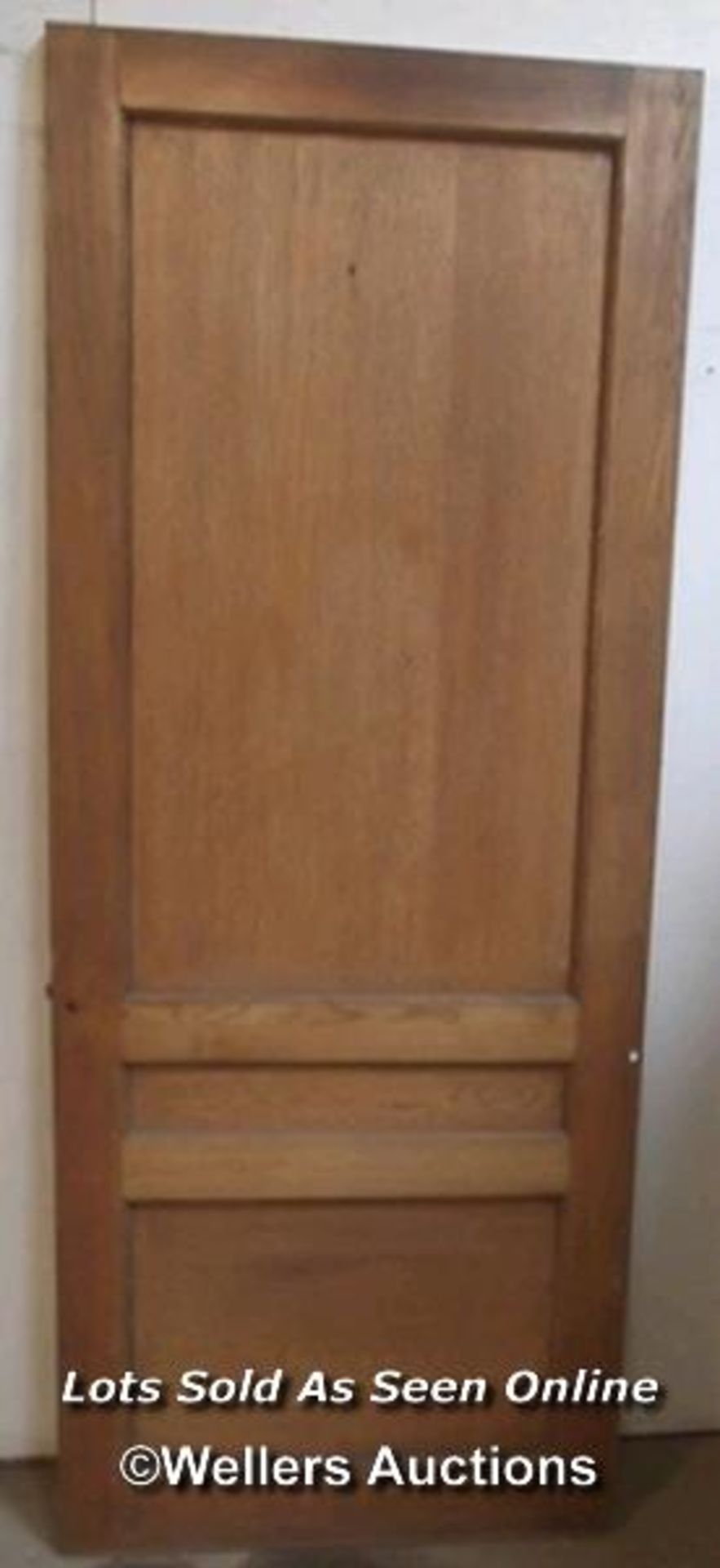 An Edwardian oak 3 paneled door (81cm x 201cm x 3.5cm) plus a French oak and pine 3 paneled door - Image 5 of 6