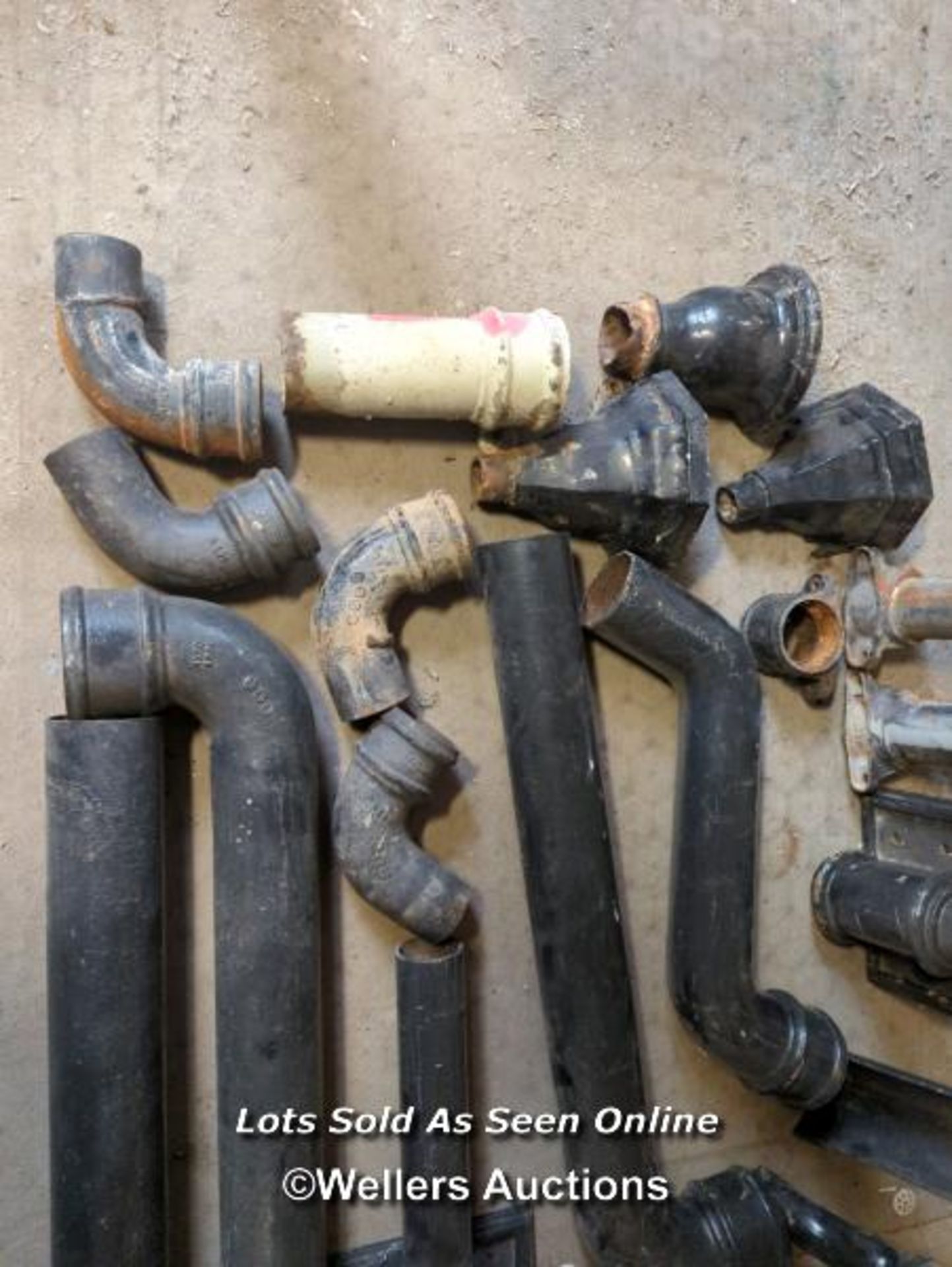 Collection of 19 pieces of cast iron downpipes, guttering and hoppers. Please note single narrow - Bild 2 aus 5