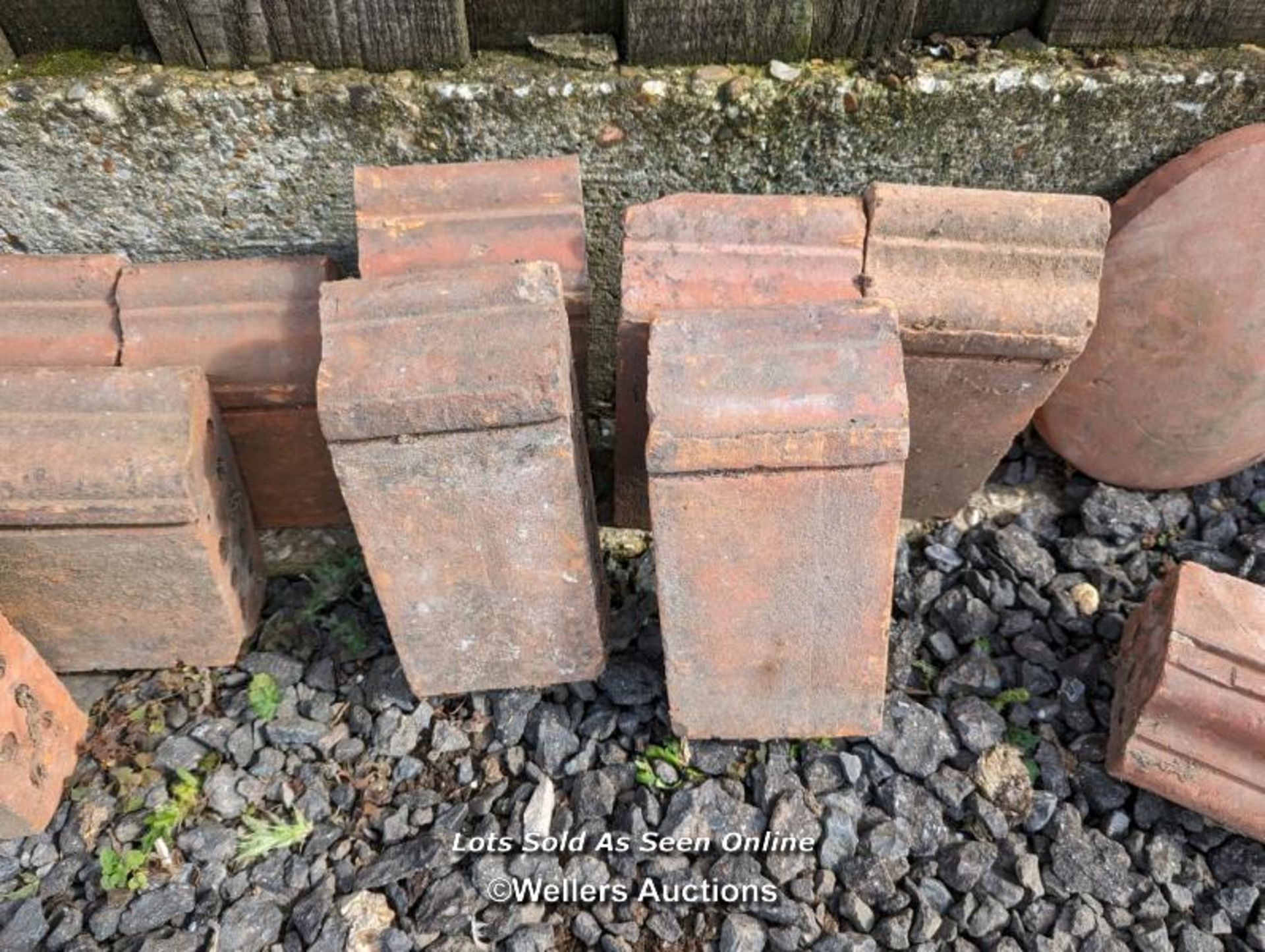 15 shaped curb bricks and three decorative ridge tiles - Image 4 of 6