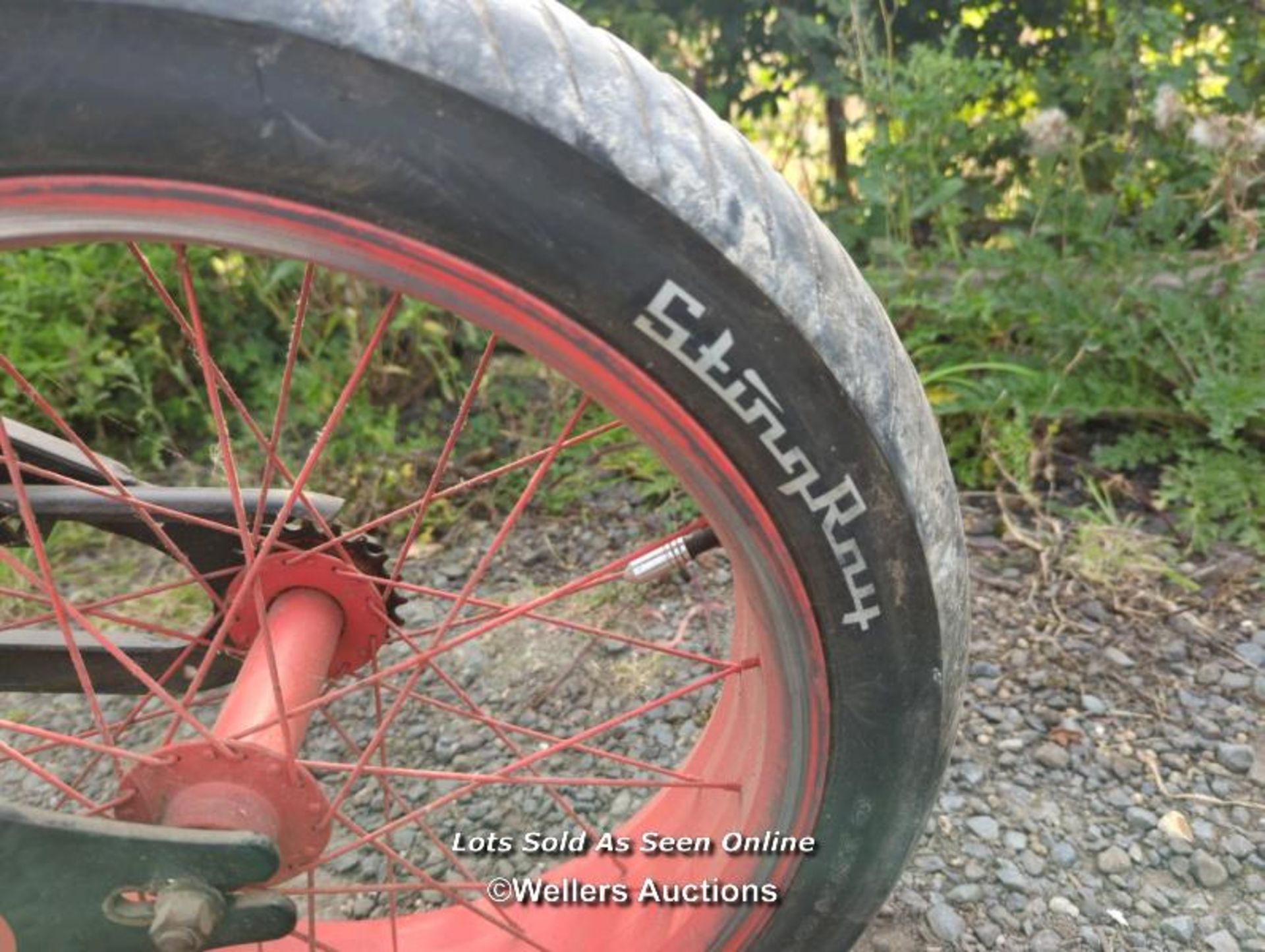 Schwinn stingray bike for restoration. Was custom painted. Chain broken and in bag. Seat needs - Image 3 of 6