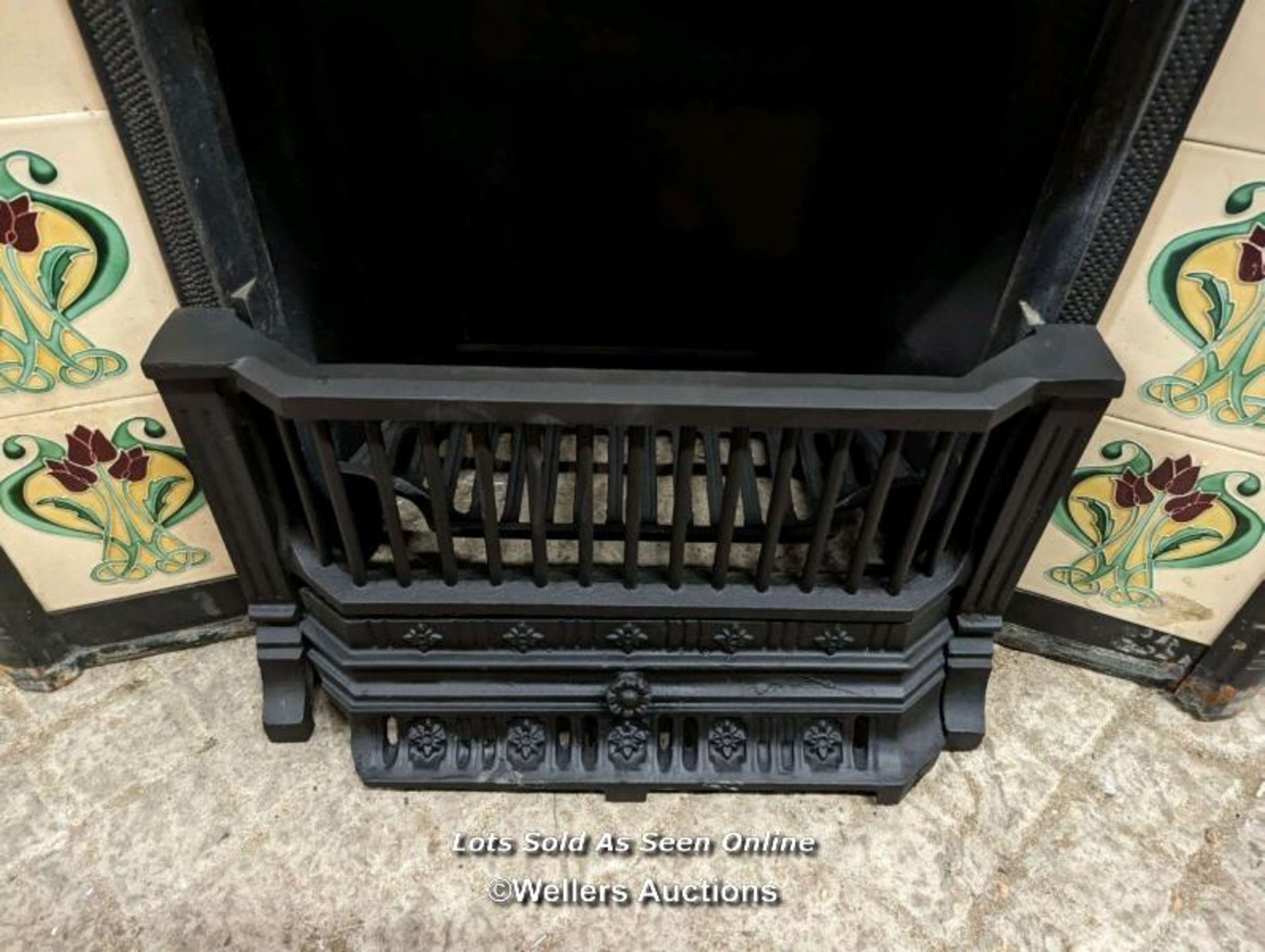 A reclaimed cast iron tiled fireplace. Art Nouveau design. This is a good quality reproduction fire. - Bild 3 aus 5
