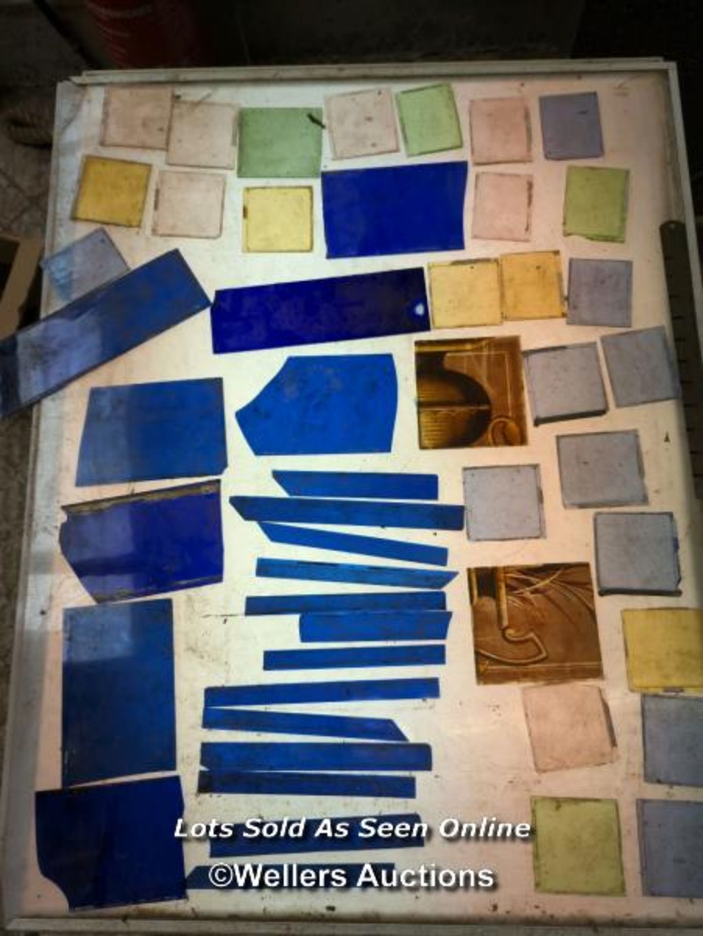 large quantity of coloured glass, textured glass and etched and handpainted pieces. Over 150 pieces. - Image 6 of 6