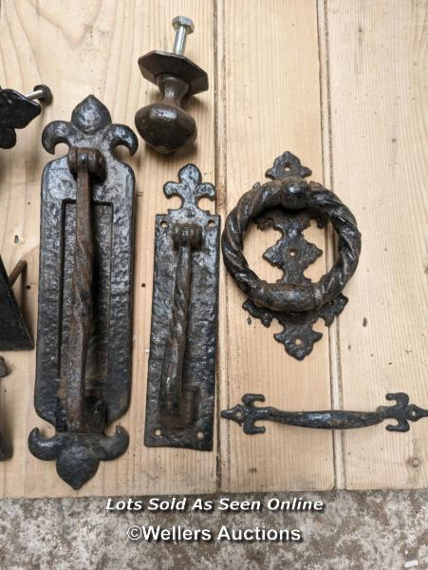 Selection of cast iron front door furniture including letterboxes, knockers, door pulls. - Bild 3 aus 3