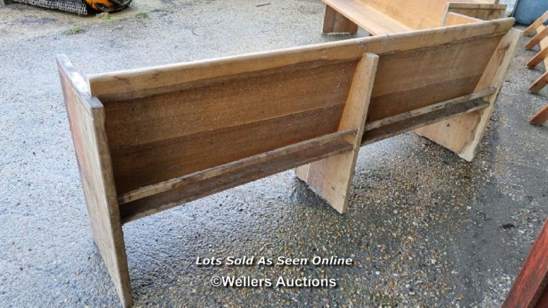 A pair of oak pews. 213cm long, 85cm high and 52cm deep. The seat depth is 36cm so very confortable. - Image 5 of 7