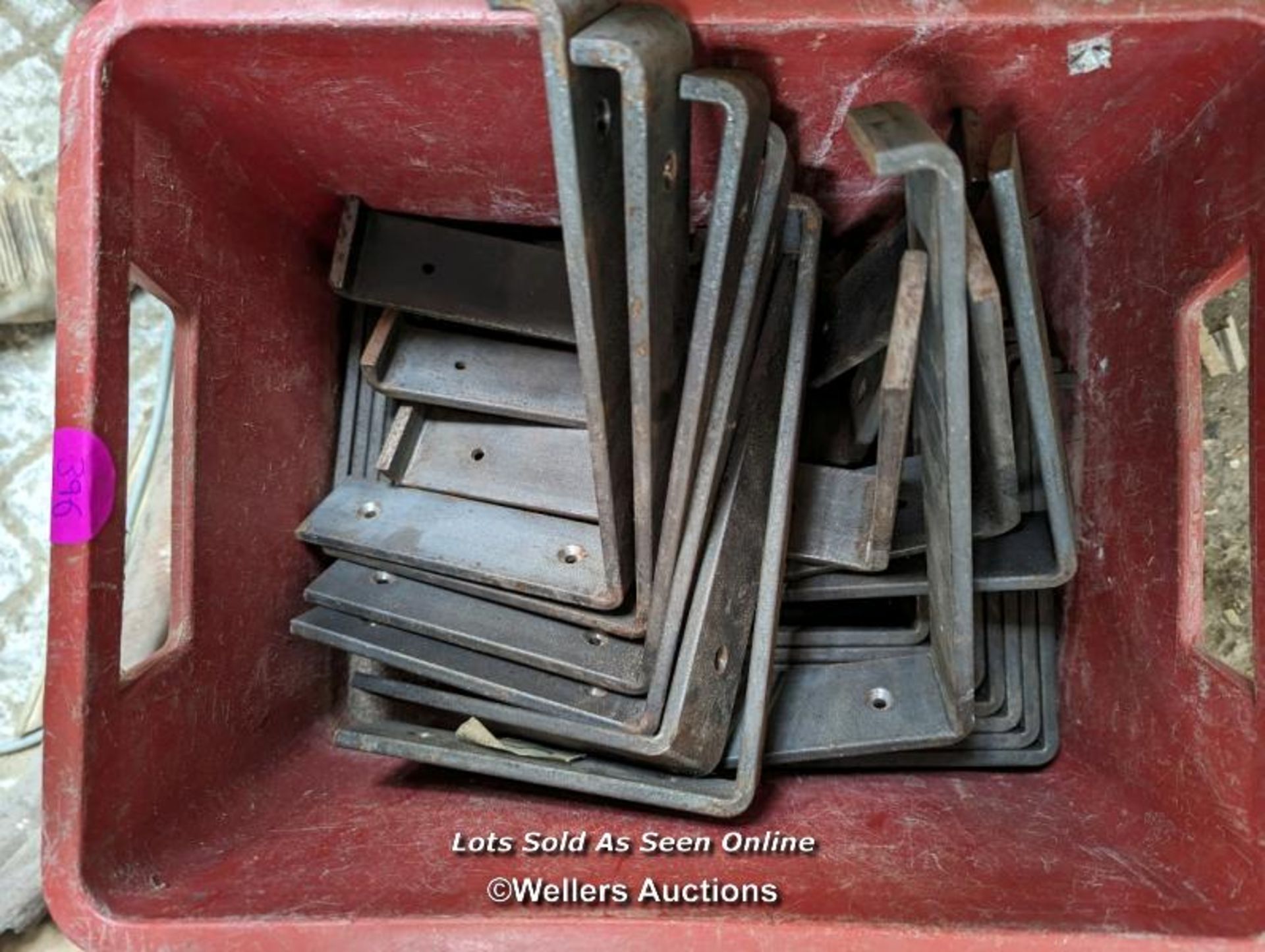 43 Steel shelf brackets, 2 designs. 30 with a lip 15cm x 15cm, 13 at 22cm x 15cm