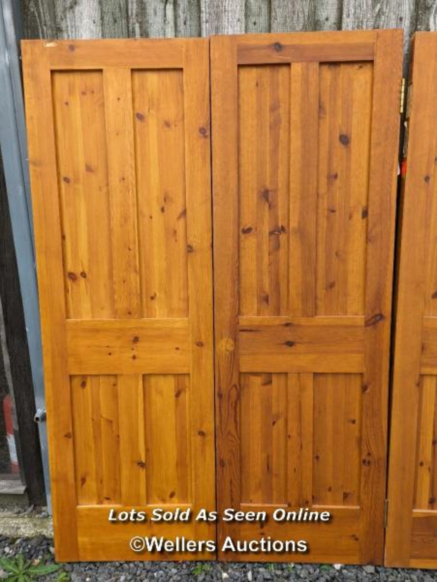 4 matching pine four panel doors, morticed and tenoned construction. Each door 61cm x 183cm x 4cm. - Bild 2 aus 5
