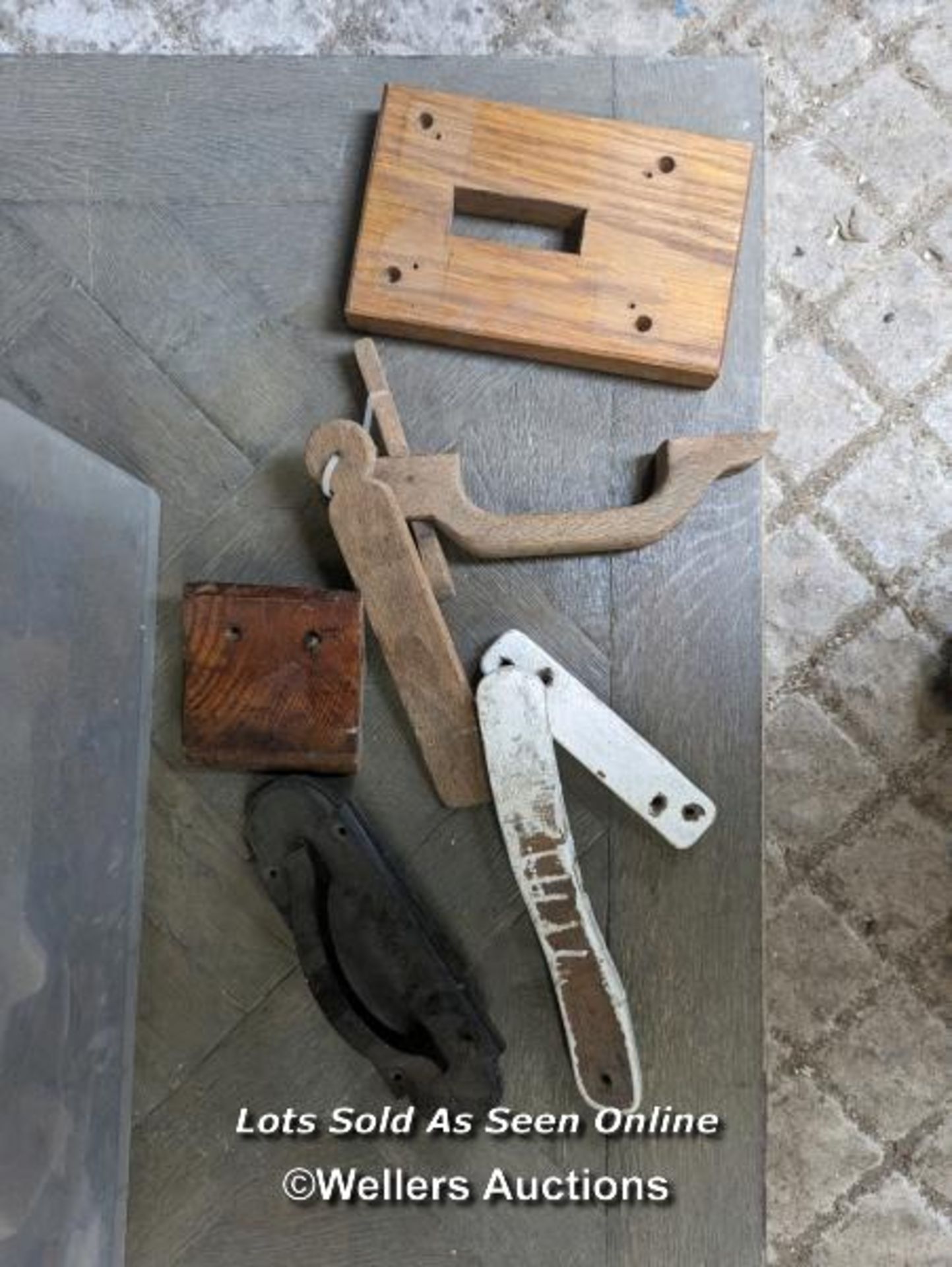 Box of assorted wooden thumb latch door furniture - Image 5 of 5