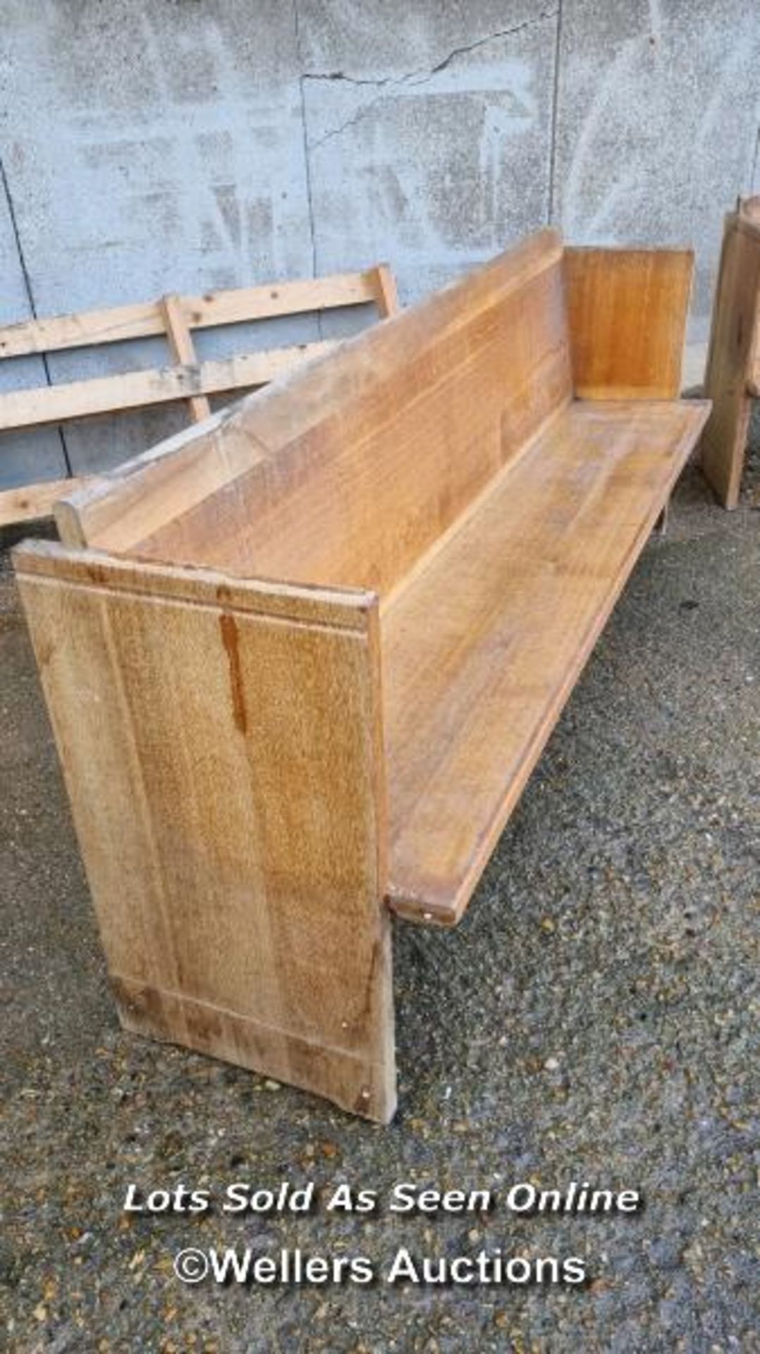 A pair of oak pews. 213cm long, 85cm high and 52cm deep. The seat depth is 36cm so very confortable. - Image 3 of 7