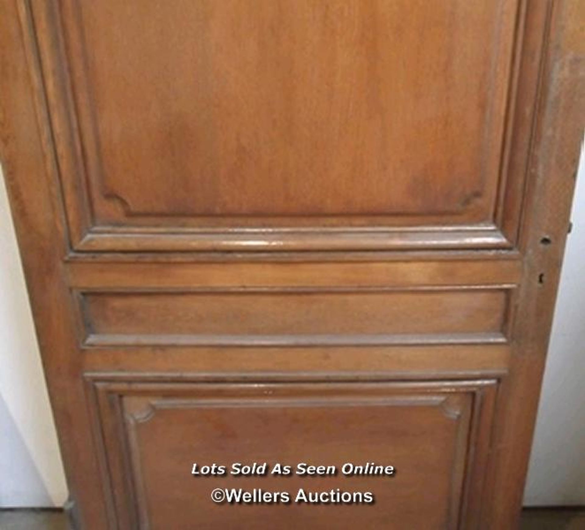 An Edwardian oak 3 paneled door (81cm x 201cm x 3.5cm) plus a French oak and pine 3 paneled door - Image 3 of 6