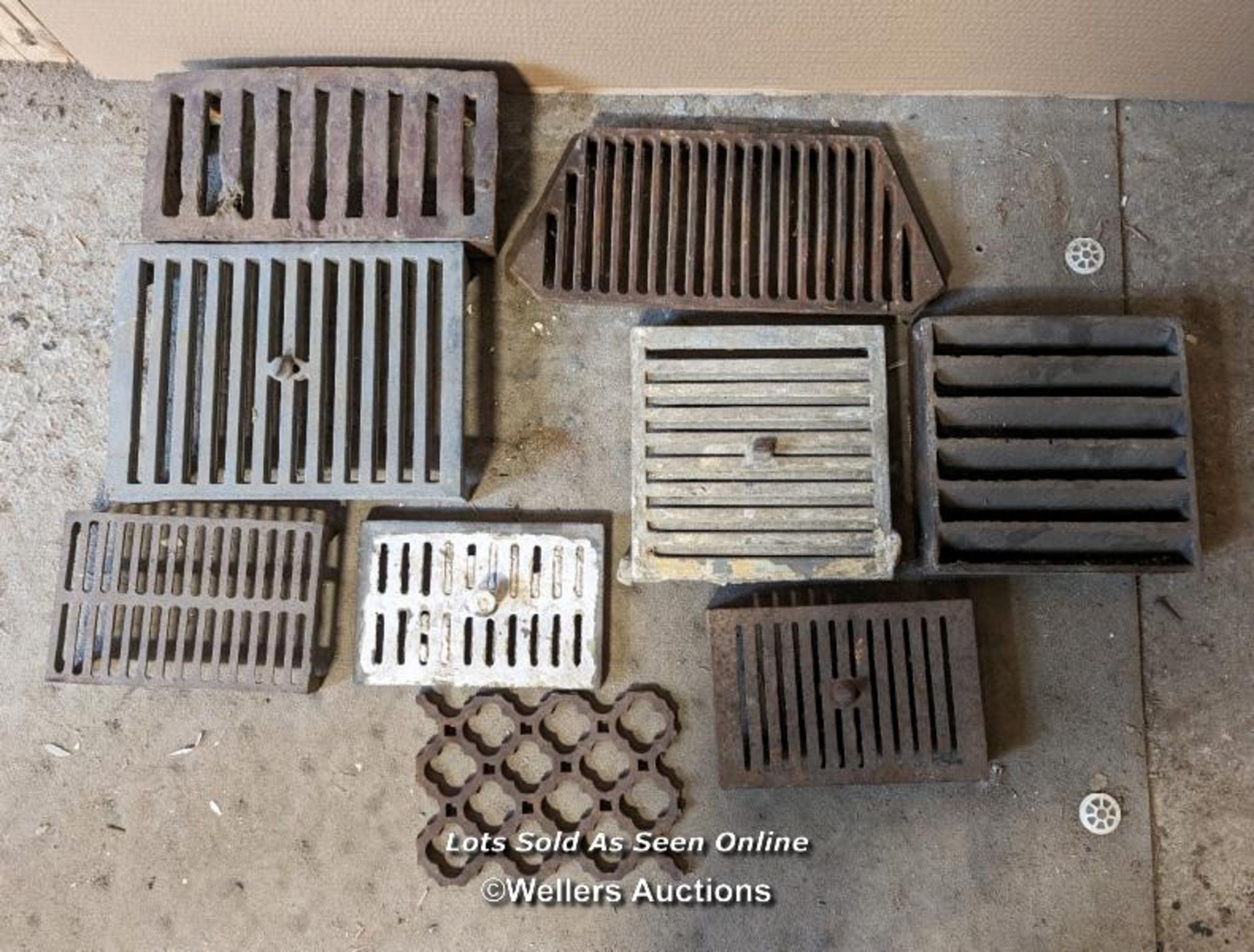 Batch of various air bricks and metal grilles