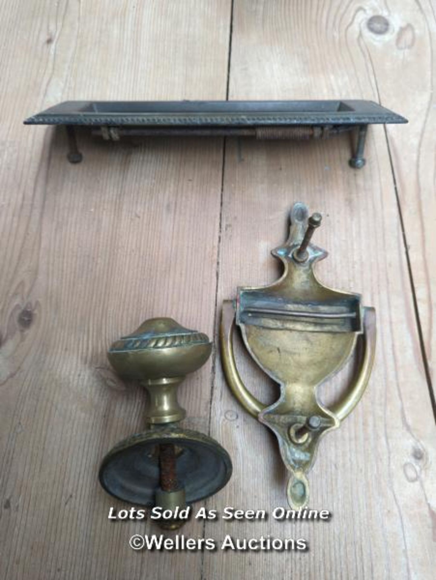 Set of front door brass door furniture. Letterplate 25.5cm x 8cm. Reeded door pull. Urn door knocker - Image 5 of 5