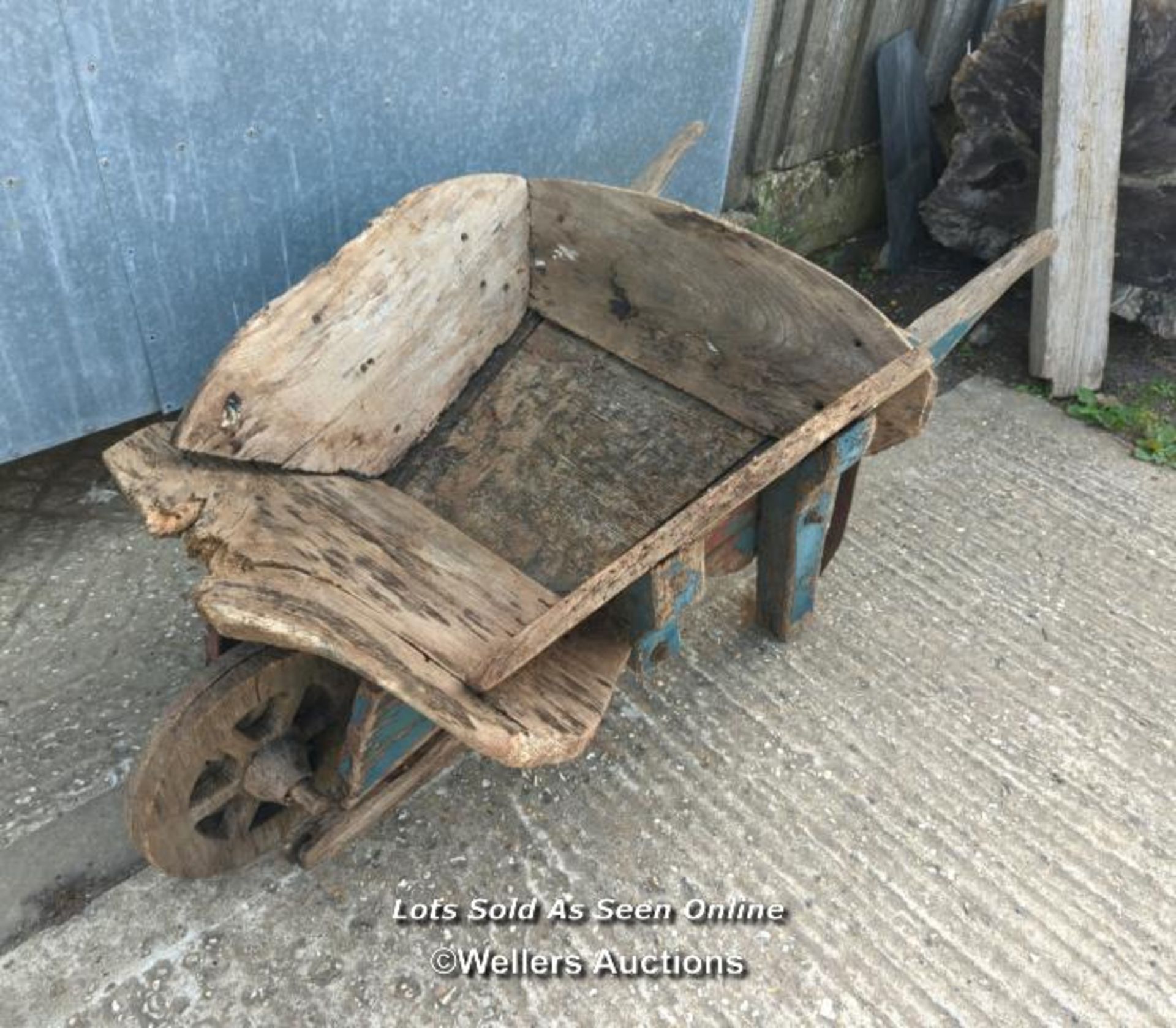 Elm wheelbarrow for restoration, planter or decoration. Later wheel unattached - Image 2 of 5