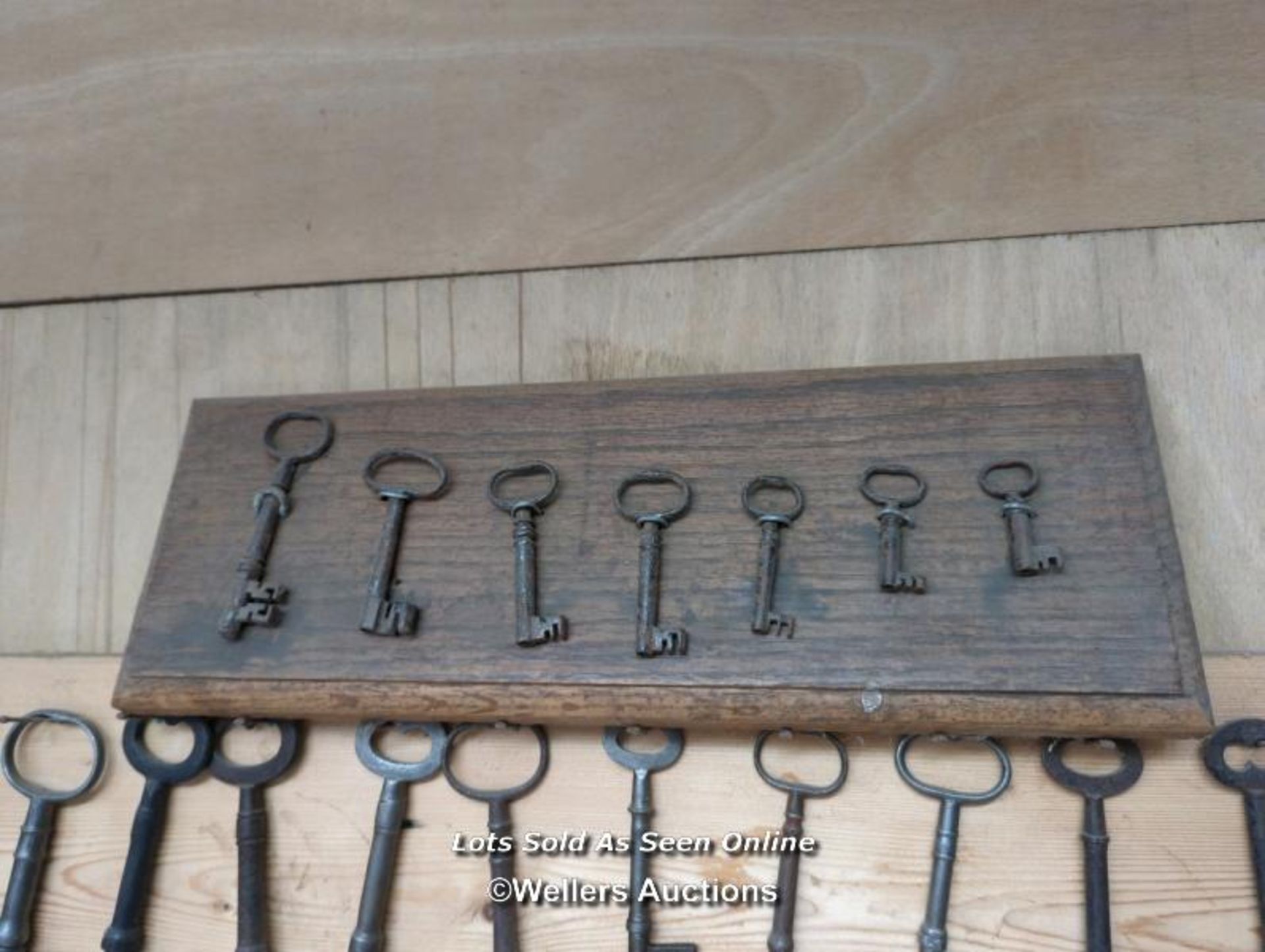 2 decorative boards with old keys hanging on them - Image 4 of 5