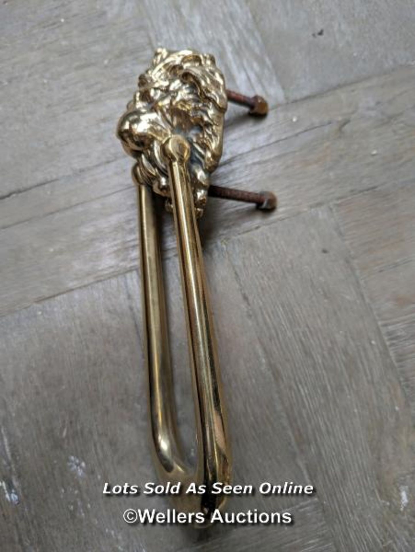 A brass lions head swag door knocker and brass doorpull. Both quality reproductions. Knocker is 23cm - Image 2 of 4