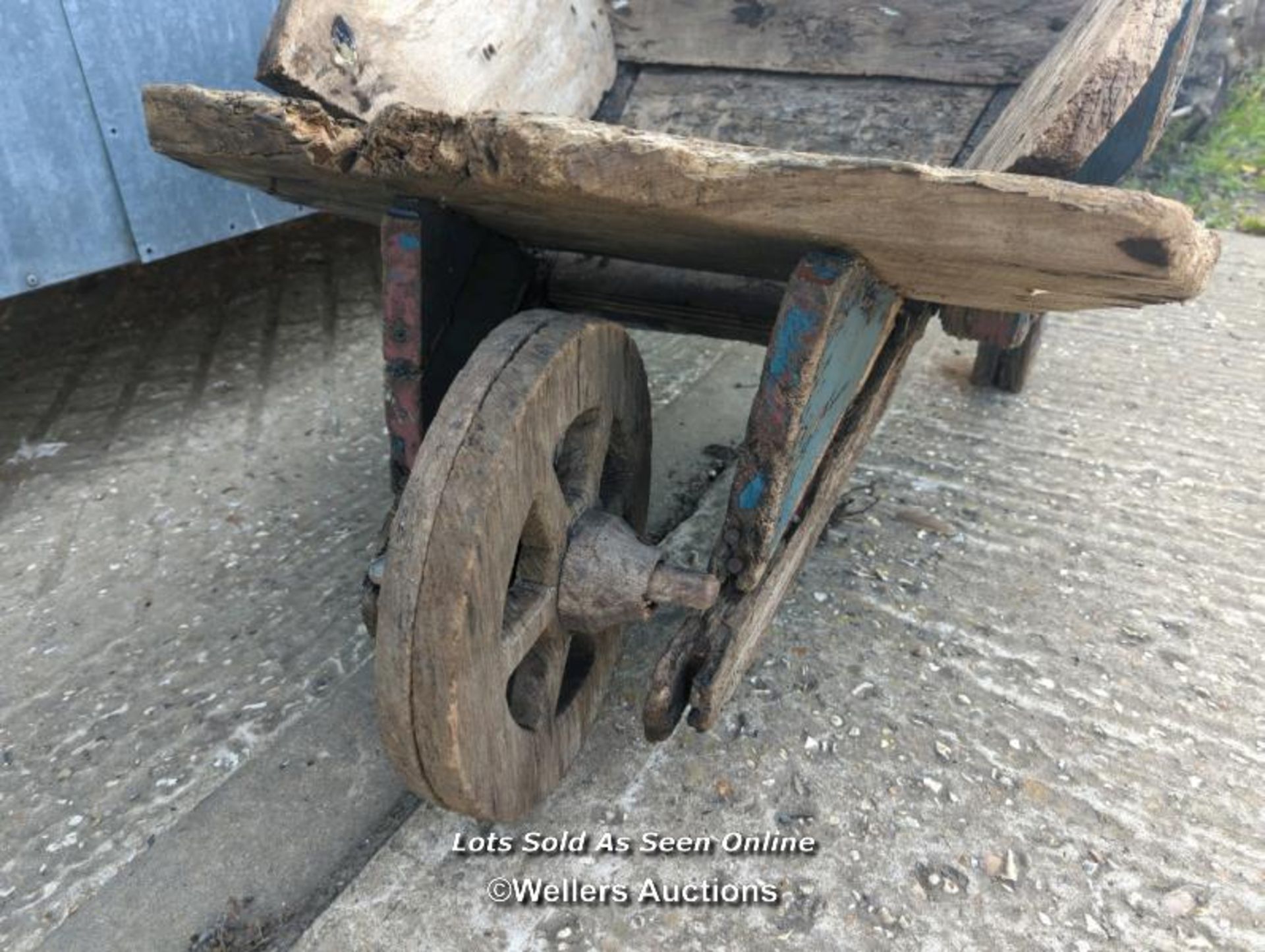 Elm wheelbarrow for restoration, planter or decoration. Later wheel unattached - Image 4 of 5