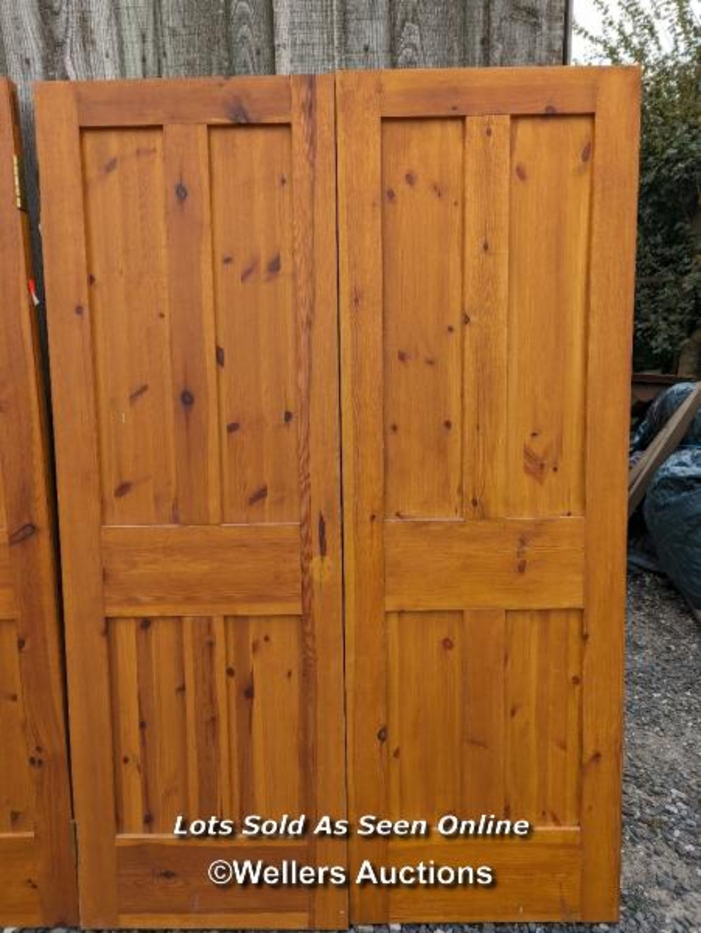 4 matching pine four panel doors, morticed and tenoned construction. Each door 61cm x 183cm x 4cm. - Bild 3 aus 5