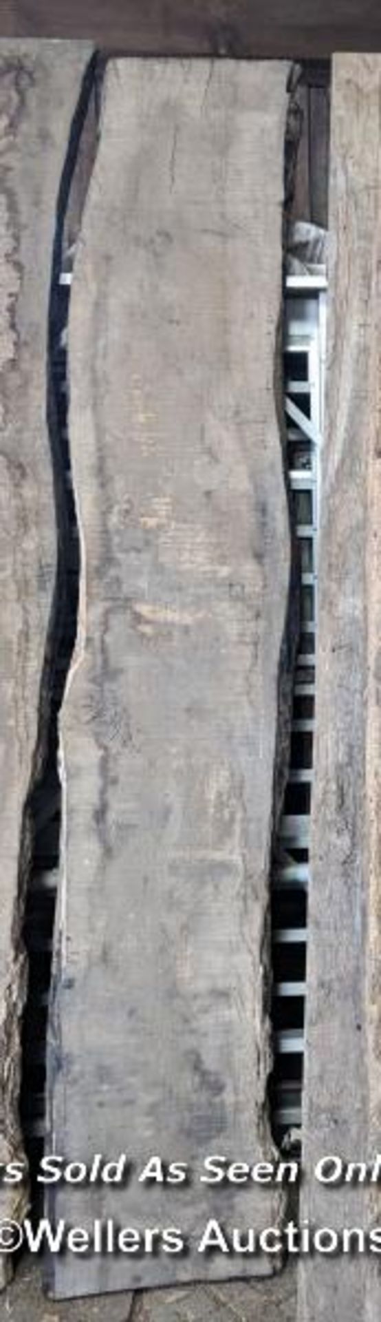 Large oak slab. Seasoned. Natural edge. Oak felled in 1987. Max width 53cm, length 308cm thickness - Image 4 of 4