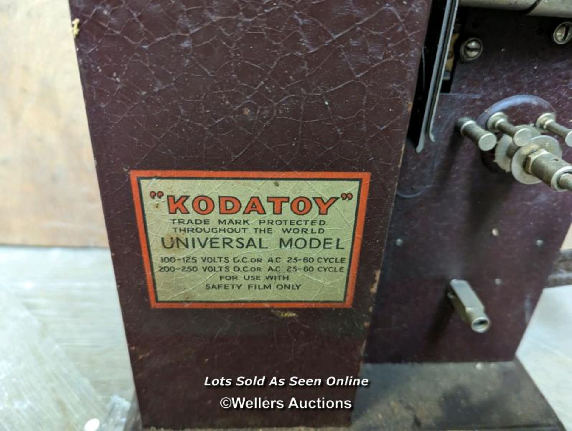 A kodatoy film projector, good condition. Untested. Original box with Disney Mickey Mouse in very - Image 2 of 6