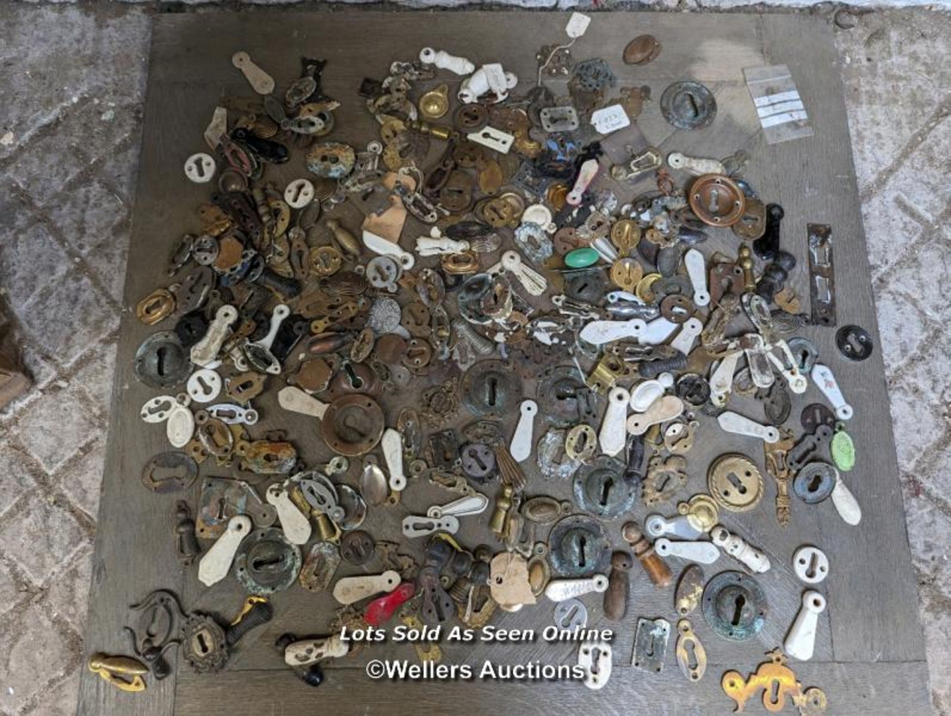 Box of over 100 mixed escutcheons - Image 5 of 6