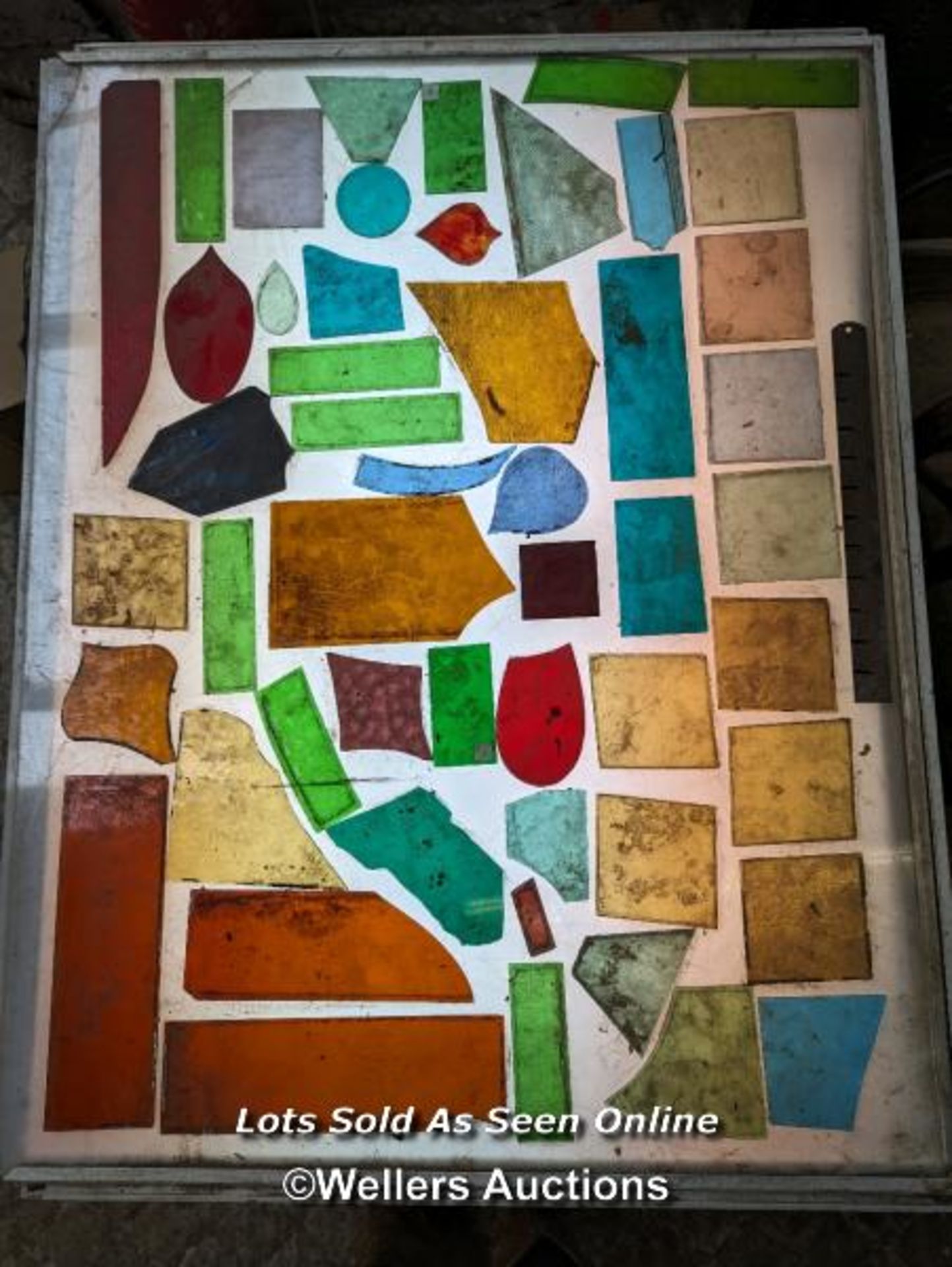 large quantity of coloured glass, textured glass and etched and handpainted pieces. Over 150 pieces. - Image 3 of 6