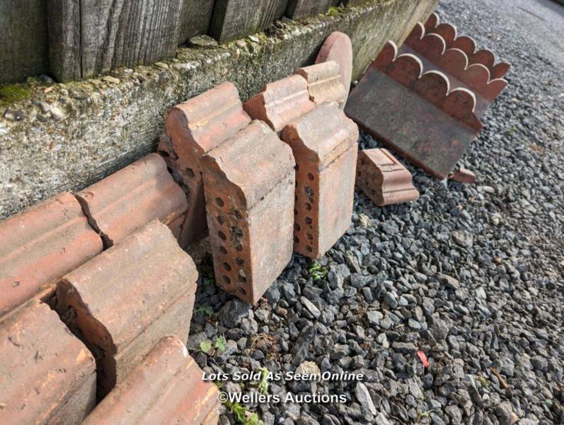 15 shaped curb bricks and three decorative ridge tiles - Image 3 of 6