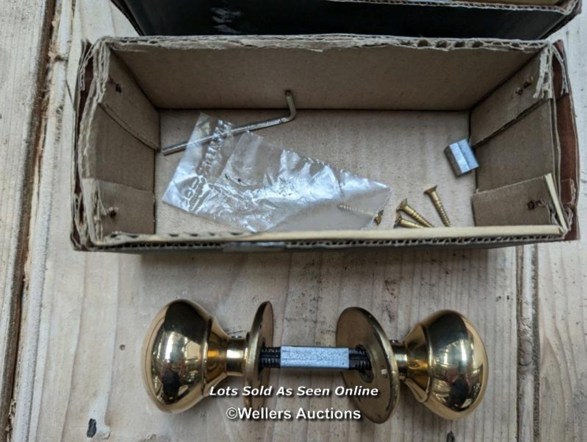 5 pairs of new small cottage poished brass knobs including screws. Diameter of knob and rose 4cm. - Image 5 of 5