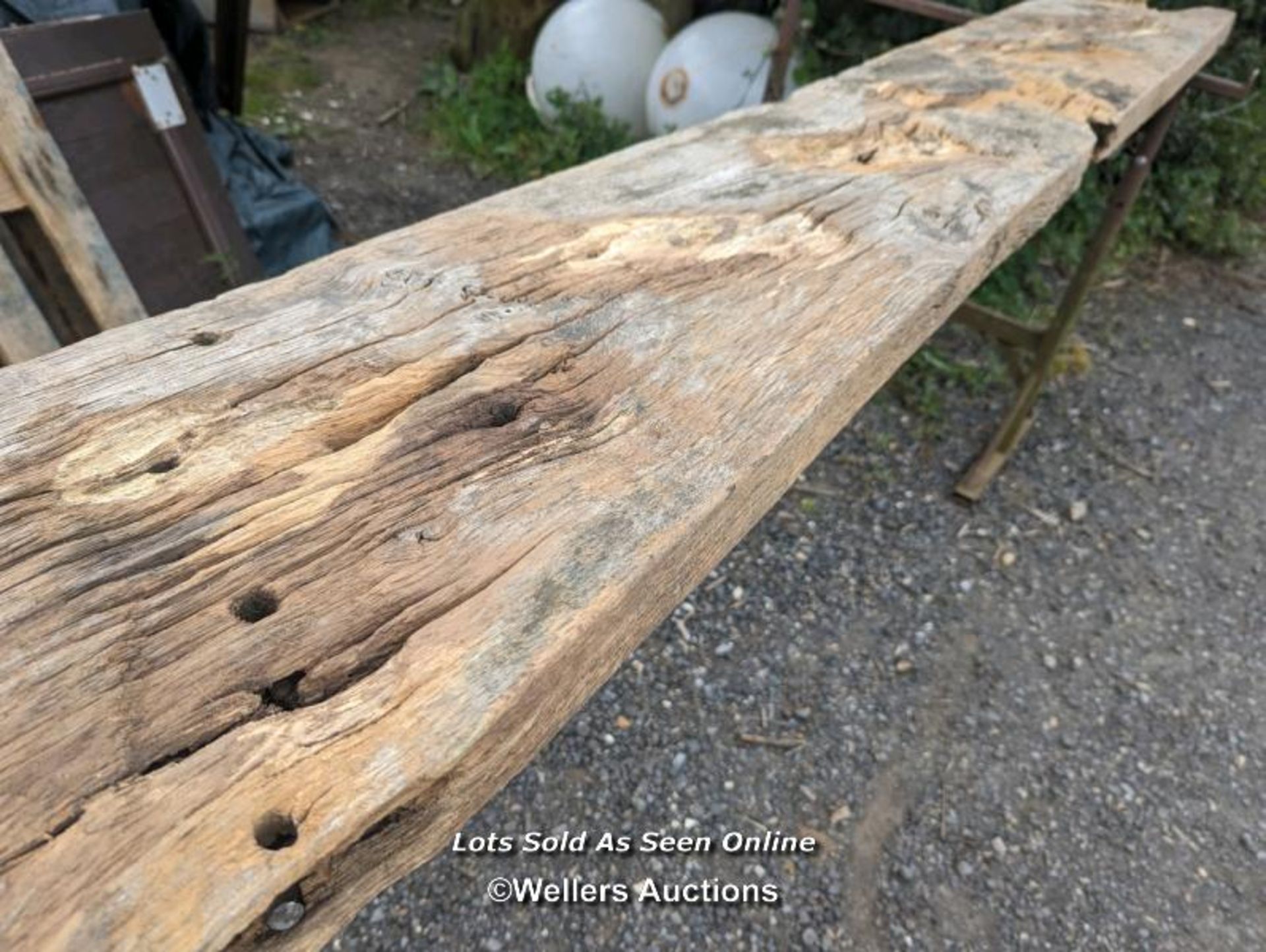 Oak slab from staircase to exterior of Tower of London removed during renovations in 2012. Holes - Bild 4 aus 6