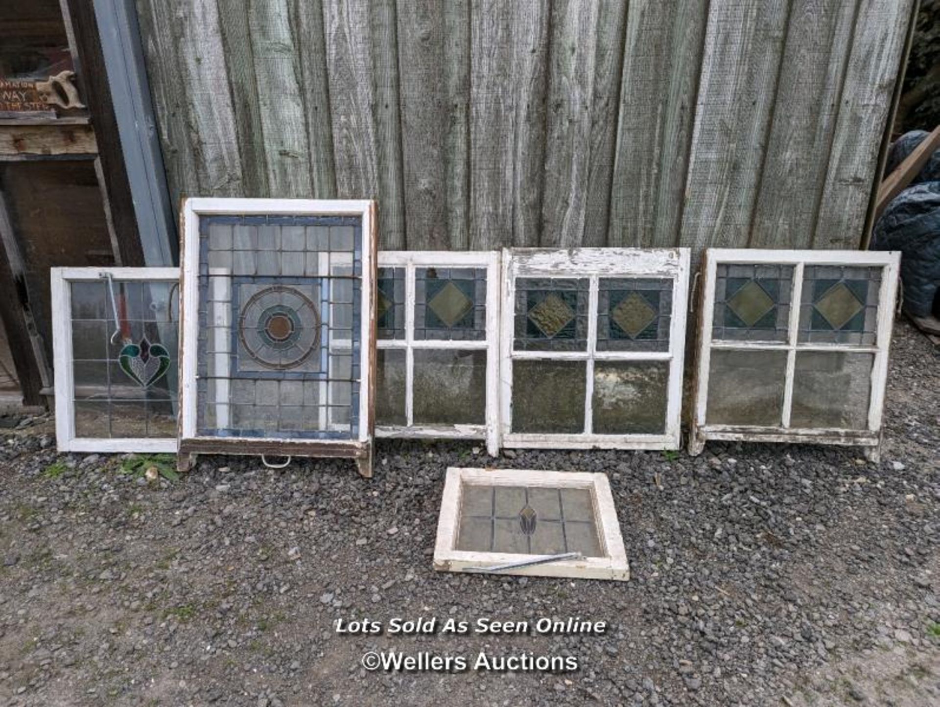 6 stained glass panels in pine frames. Some damage to glass and frames - Bild 2 aus 2