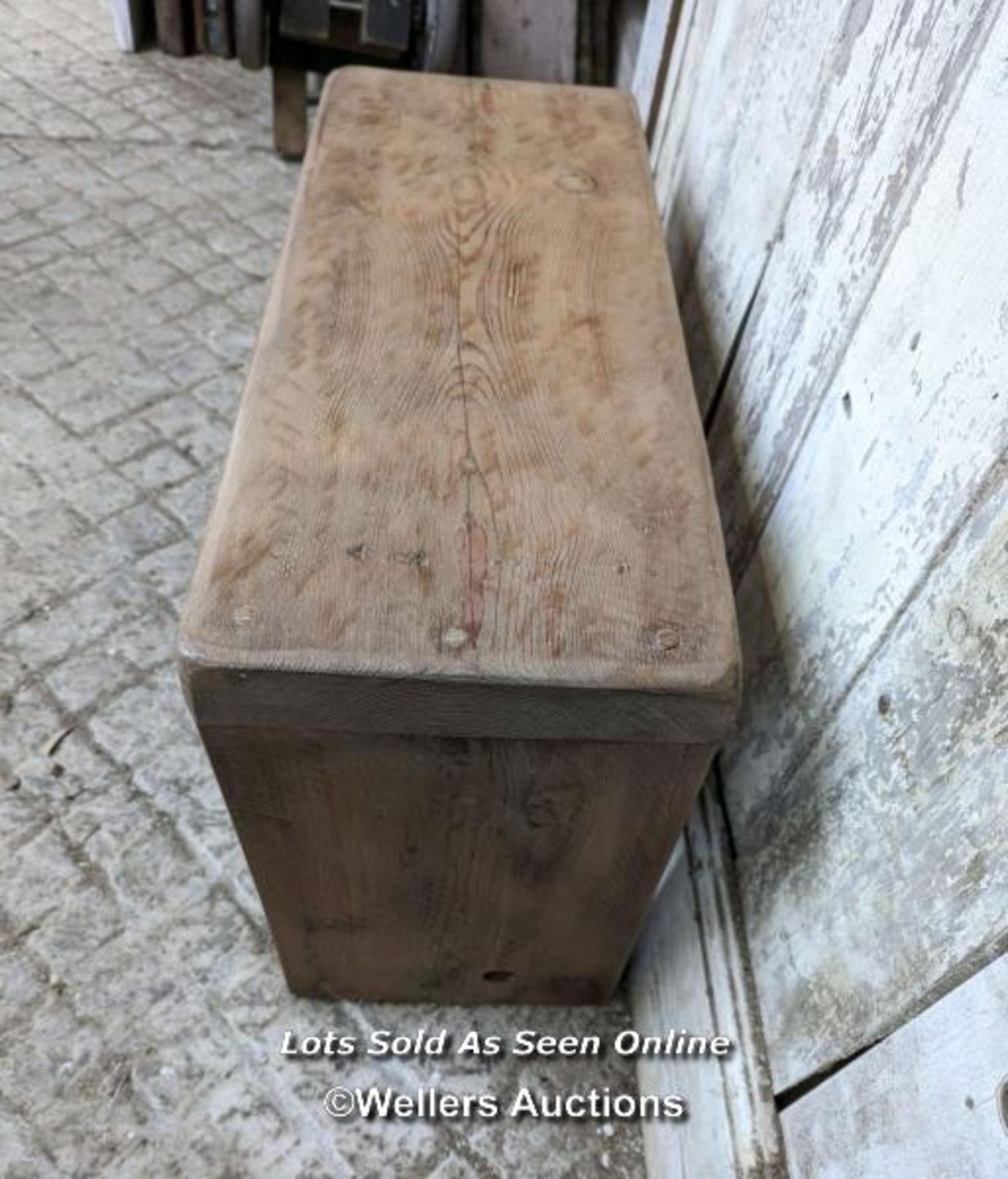 Reclaimed waxed pine seat. 70cm W x 48cm H x 29cm D - Image 4 of 4