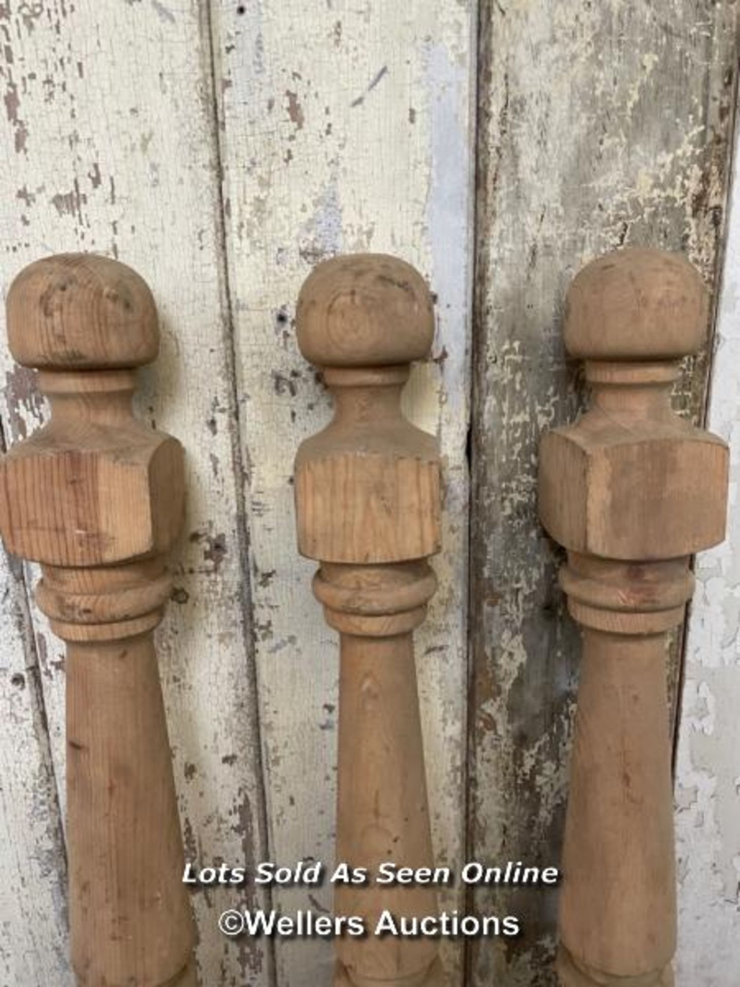 Hand carved columm and 3 turned pine newel posts. - Image 6 of 6