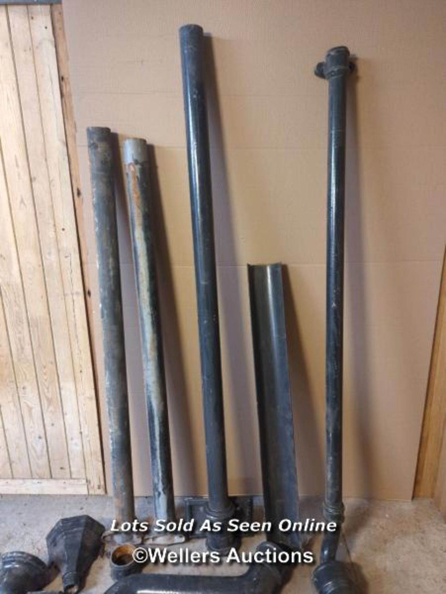 Collection of 19 pieces of cast iron downpipes, guttering and hoppers. Please note single narrow - Image 4 of 5