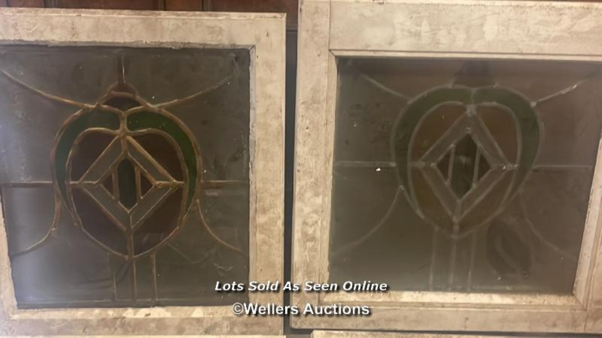 5X MATCHING STAINED GLASS WINDOWS WITH WOODEN FRAMES, LARGEST 51CM (H) X 45CM (W), FOR RESTORATION - Bild 5 aus 5